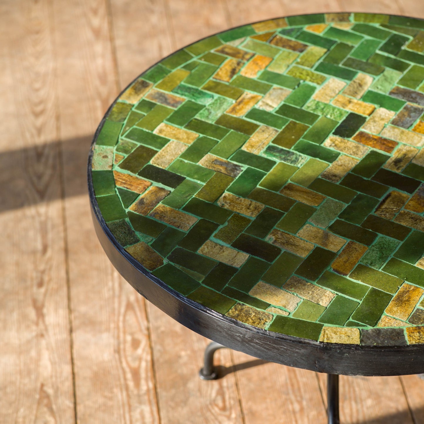 Marockanskt handgjort mosaikbord i glaserat kakel perfekt för marockansk orientalisk inredning