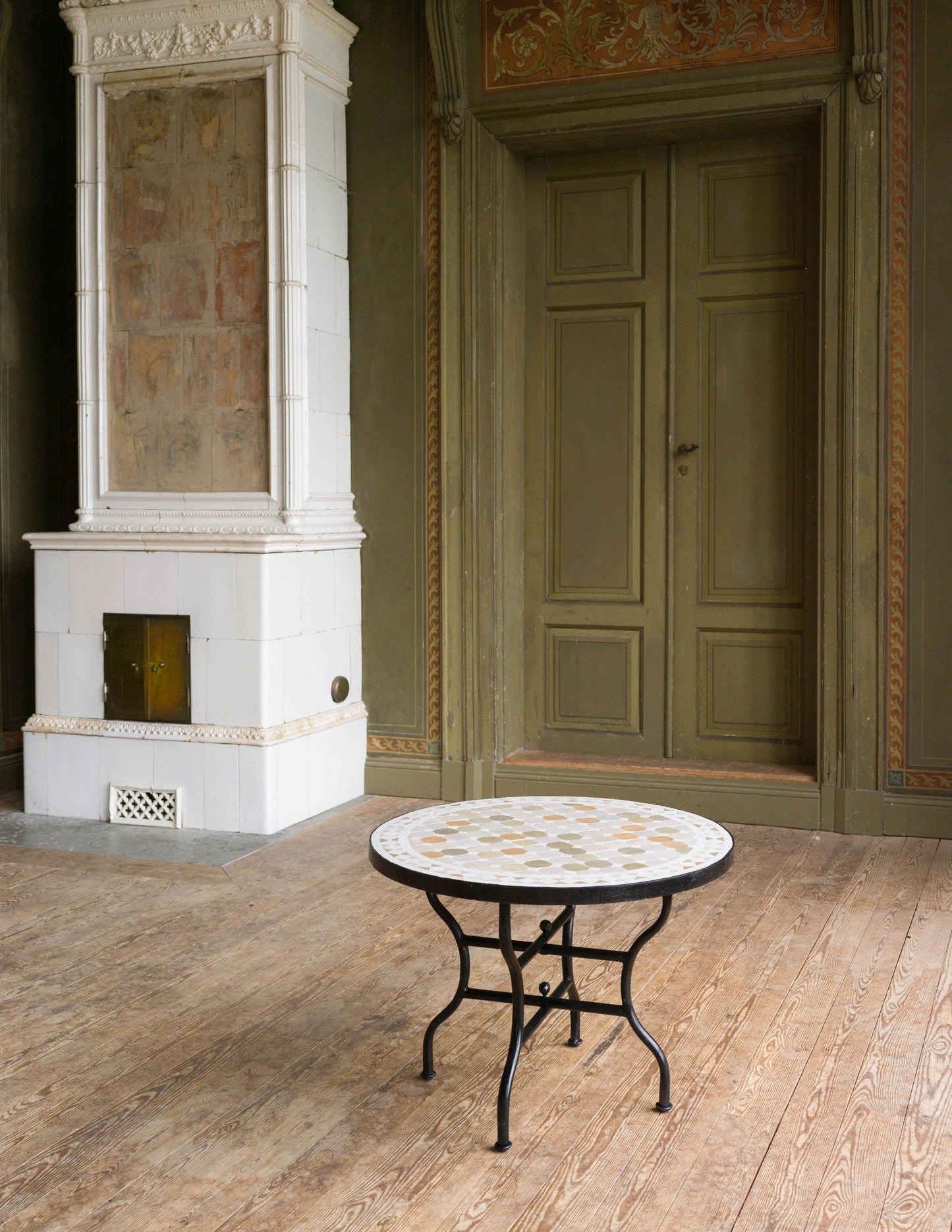 Marockanskt handgjort mosaikbord i glaserat kakel perfekt för marockansk orientalisk inredning