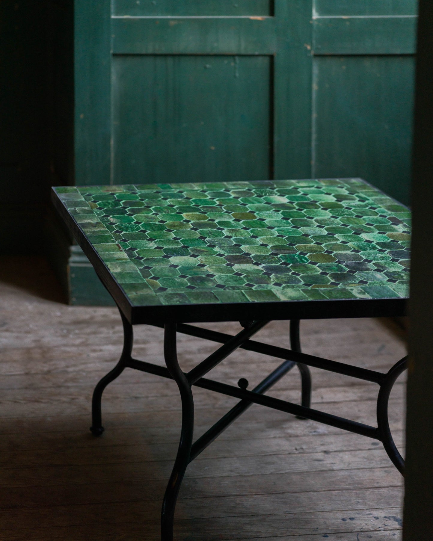 Marockanskt handgjort mosaikbord i glaserat kakel perfekt för marockansk orientalisk inredning