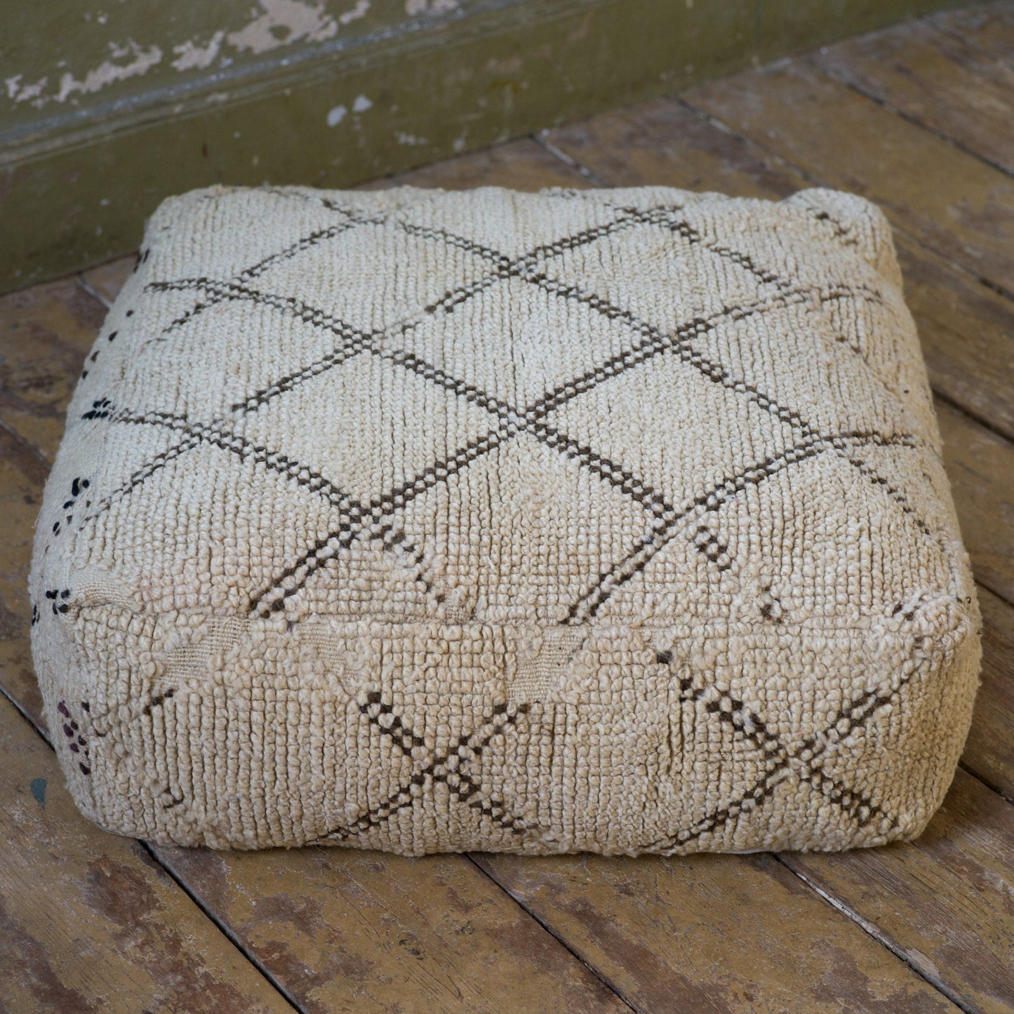 Marockansk Beni Ourain Handgjord sittpuff från marockansk ullmatta