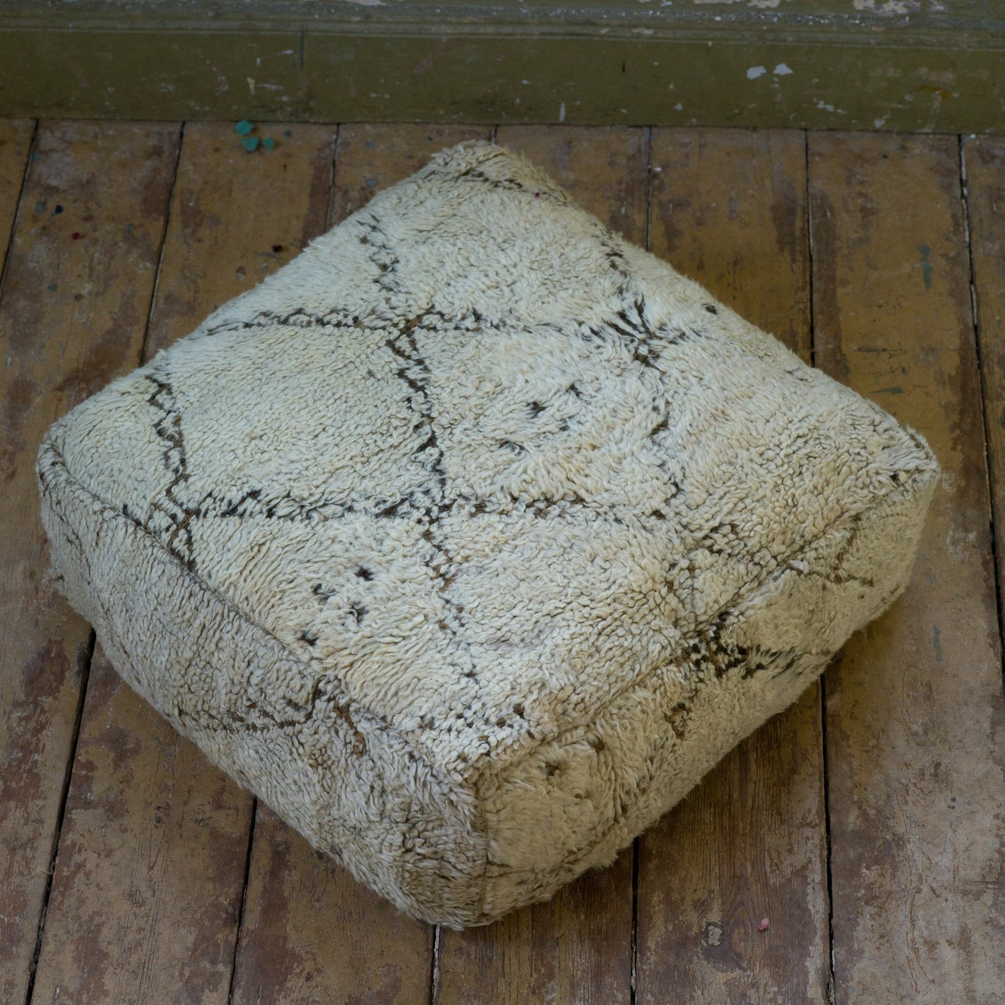 Marockansk Beni Ourain Handgjord sittpuff från marockansk ullmatta