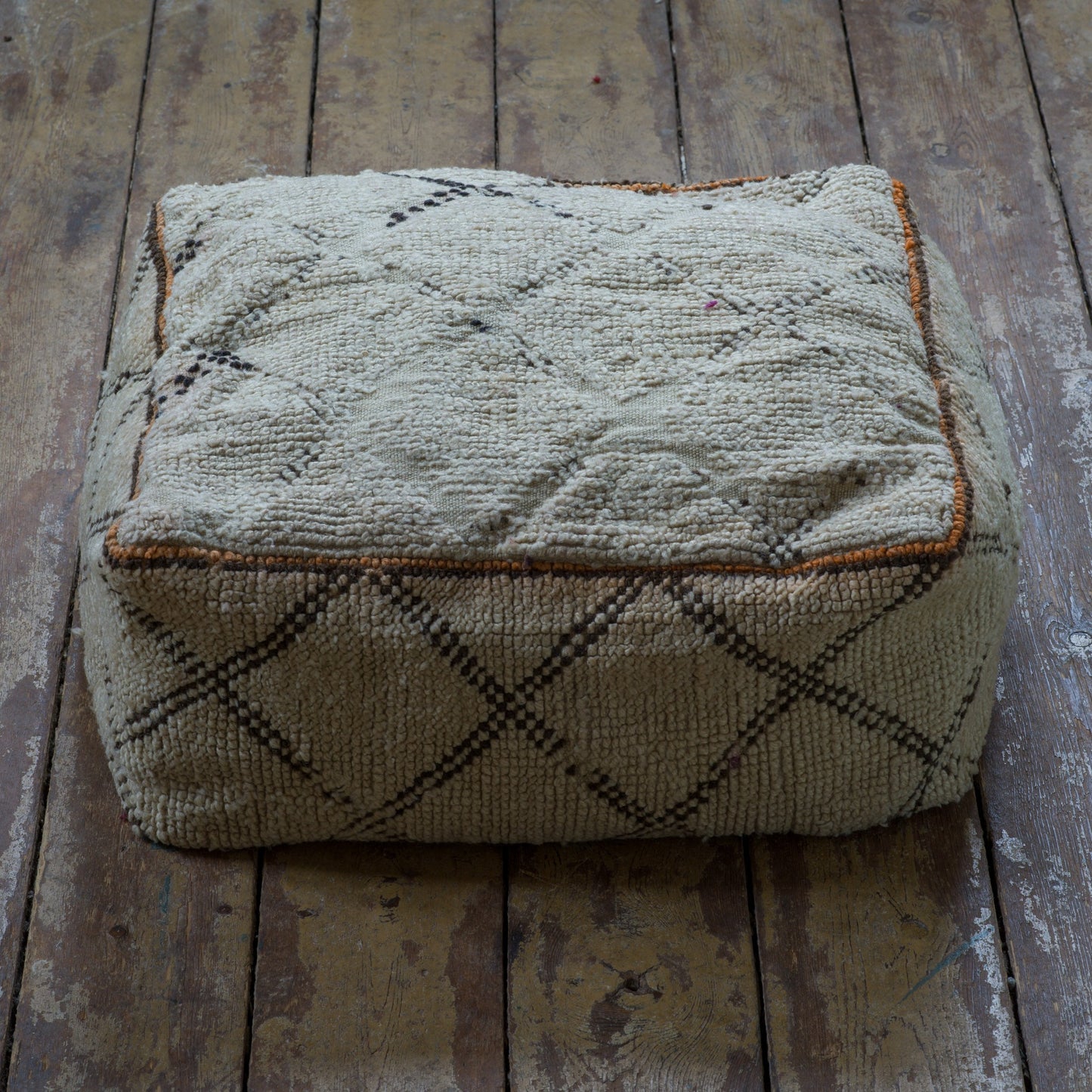 Marockansk Beni Ourain Handgjord sittpuff från marockansk ullmatta