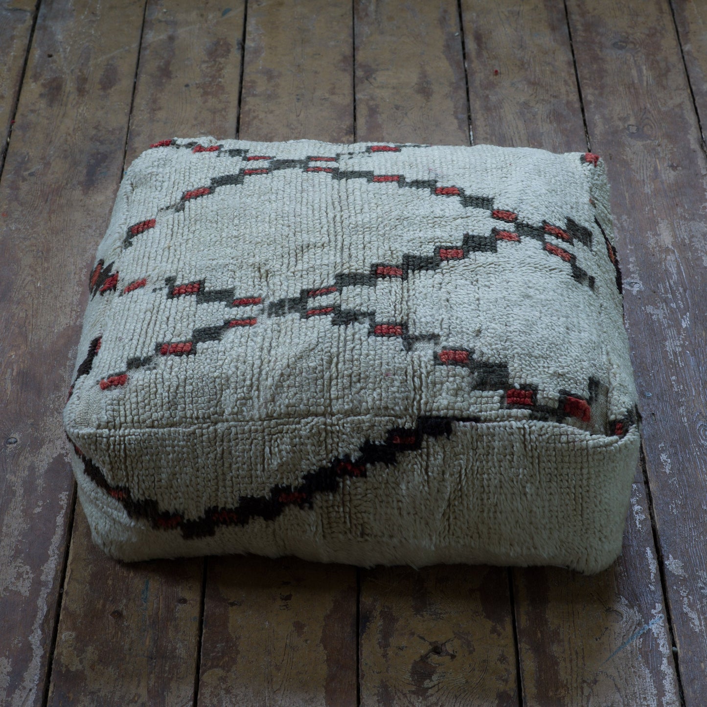 Marockansk Beni Ourain Handgjord sittpuff från marockansk ullmatta