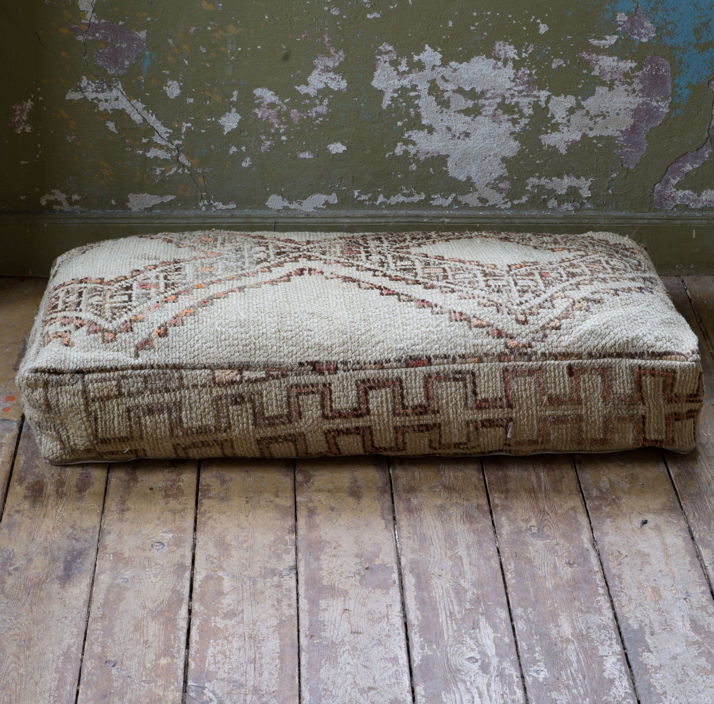 Marockansk Beni Ourain Handgjord sittpuff från marockansk ullmatta