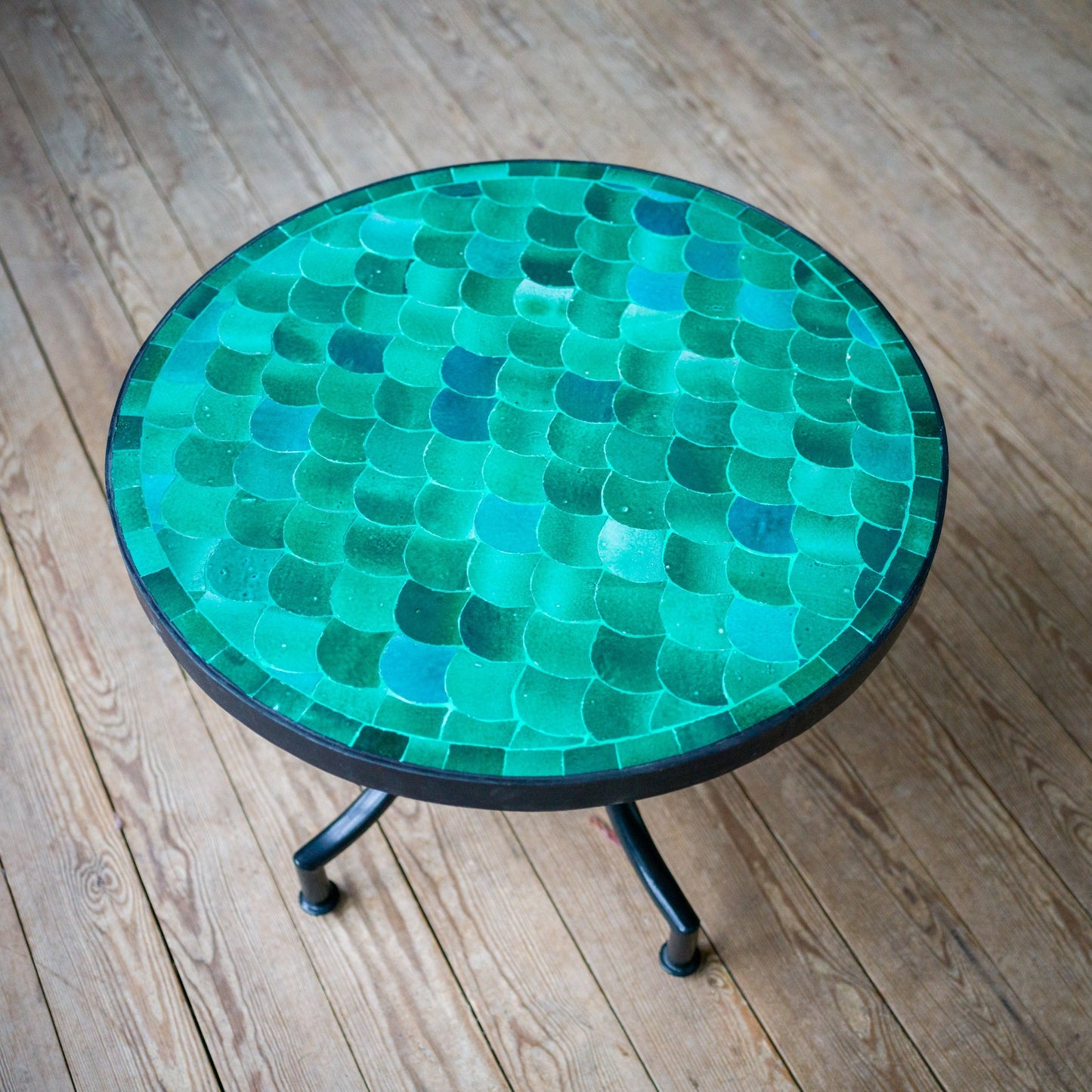 Marockanskt handgjort mosaikbord i glaserat kakel perfekt för marockansk orientalisk inredning