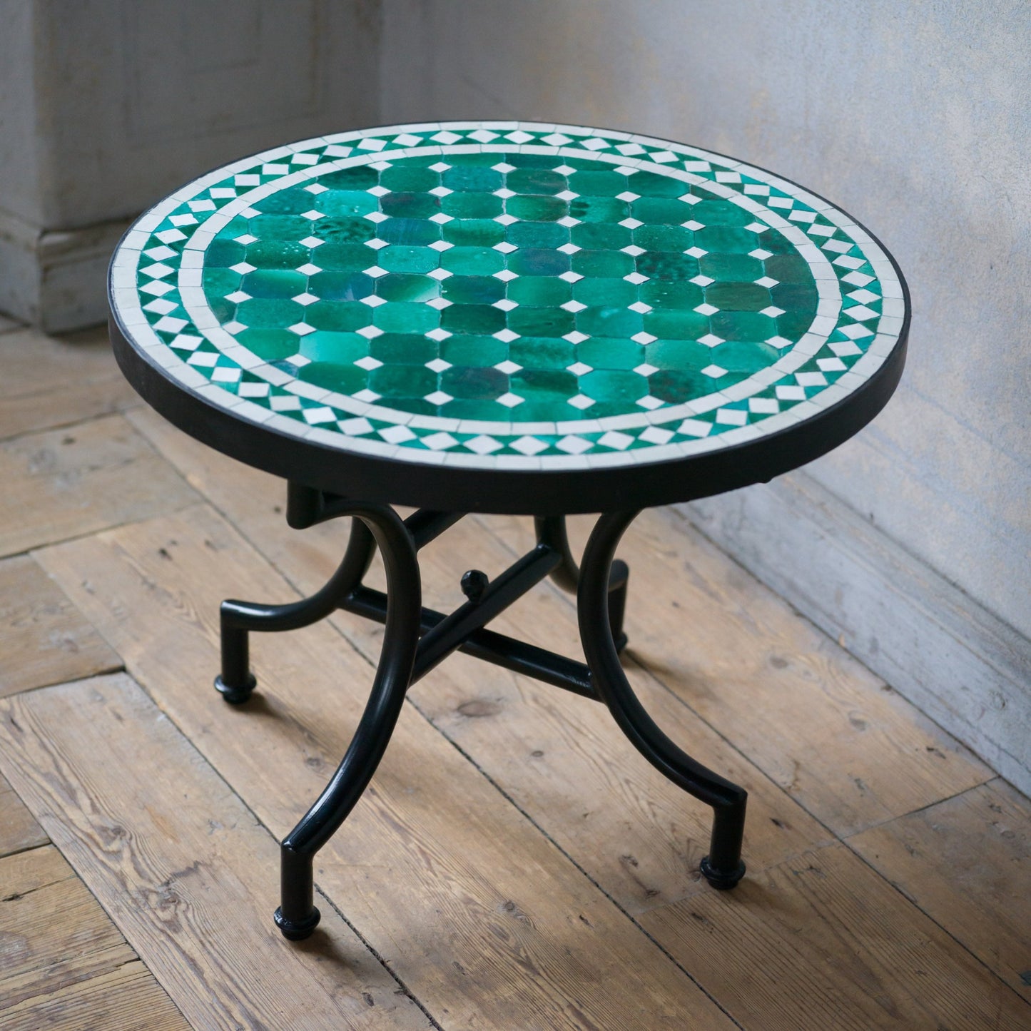 Marockanskt handgjort mosaikbord i glaserat kakel perfekt för marockansk orientalisk inredning