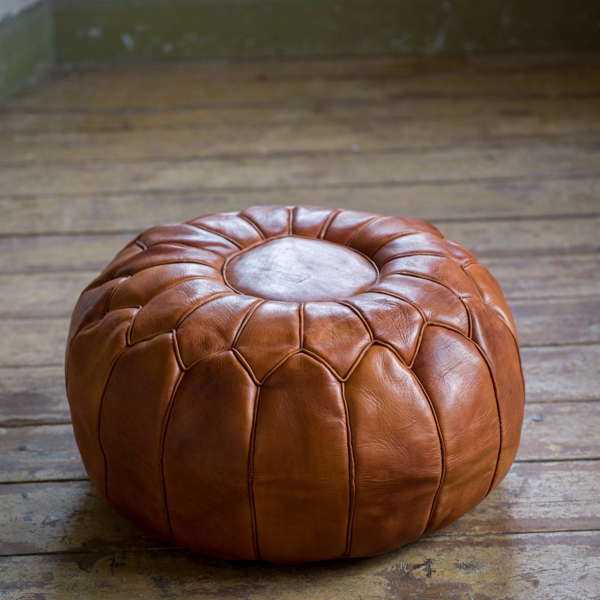 Marockansk inredning skinnpuff sittpuff i äkta brunt läder från Marrocko Marrakech