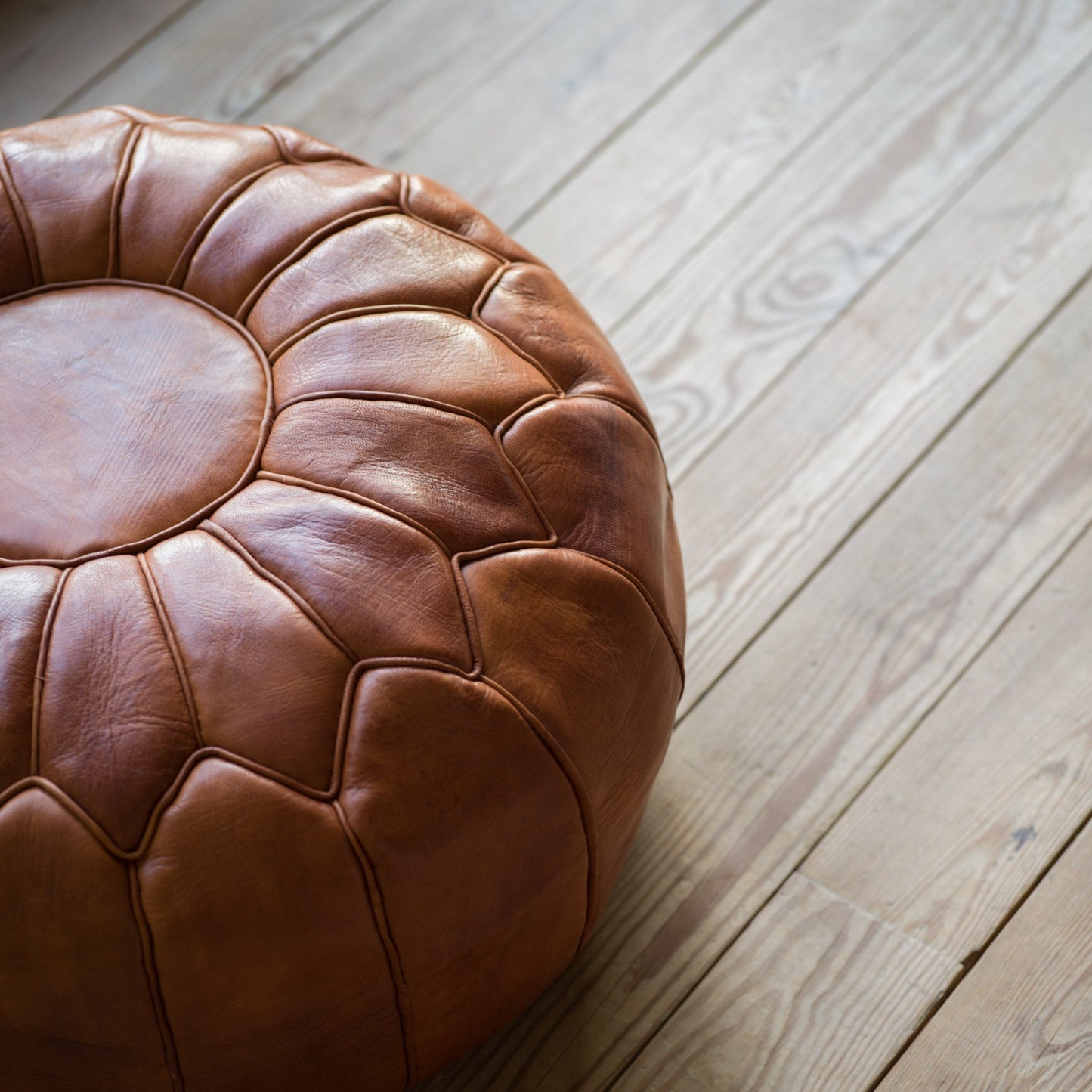 Marockansk inredning skinnpuff sittpuff i äkta brunt läder från Marrocko Marrakech