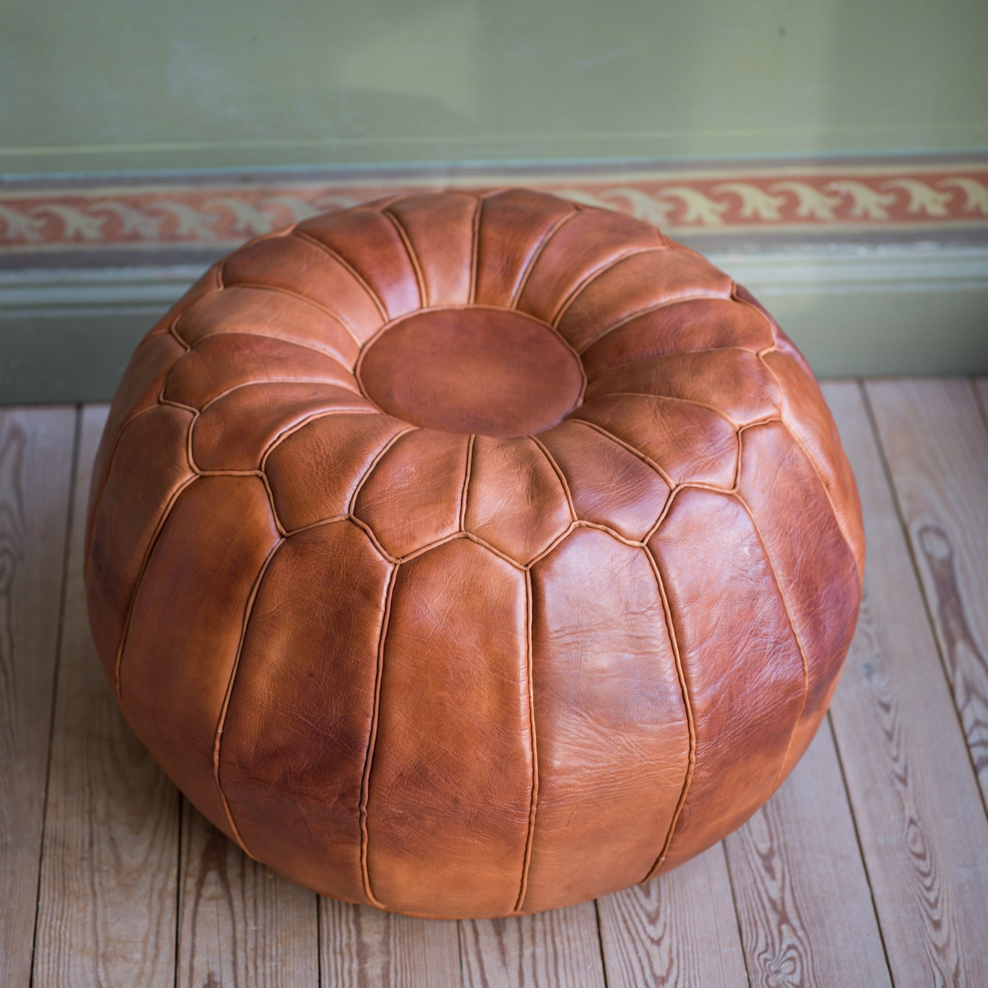 Marockansk inredning skinnpuff sittpuff i äkta brunt läder från Marrocko Marrakech