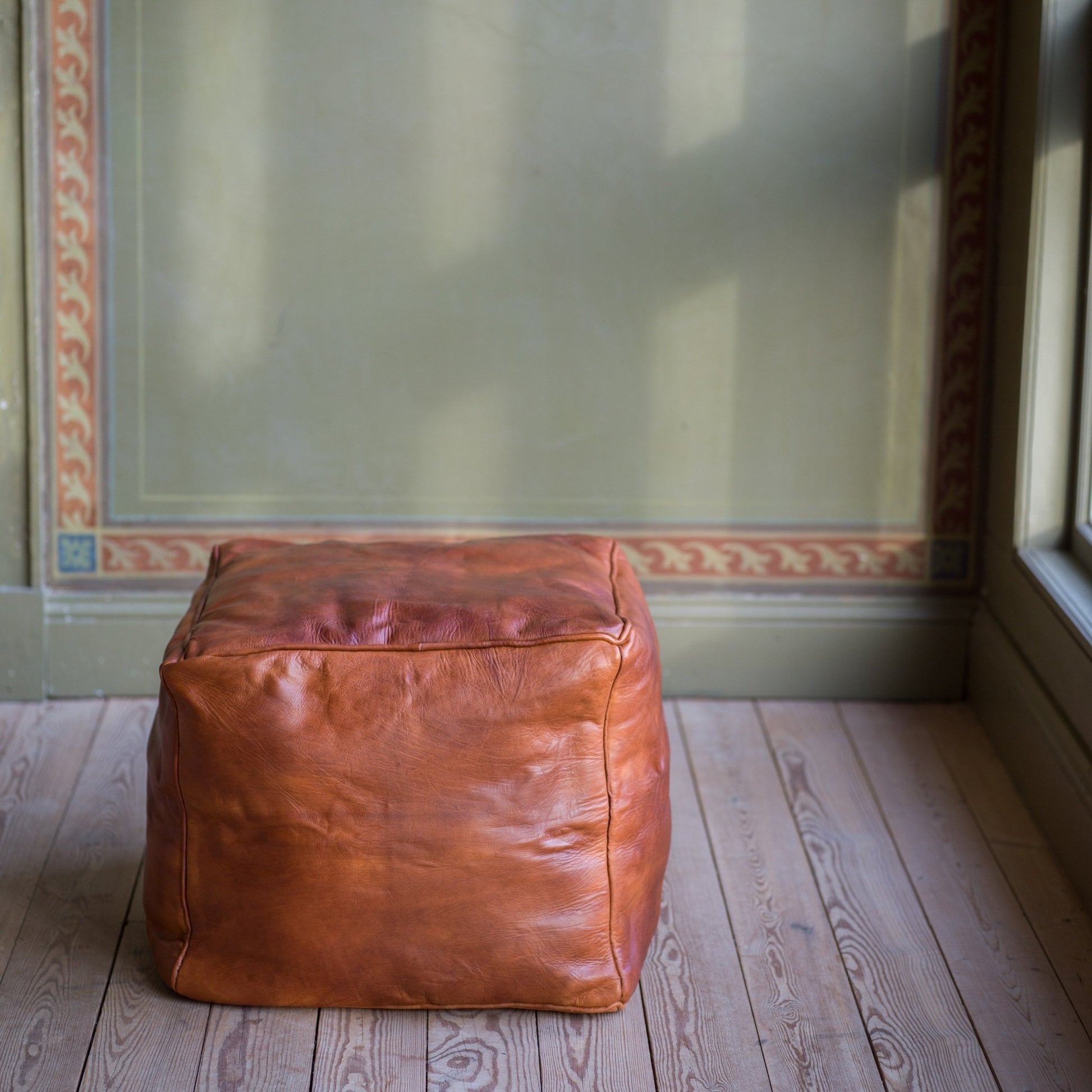 Marockansk inredning skinnpuff sittpuff i äkta brunt läder från Marrocko Marrakech