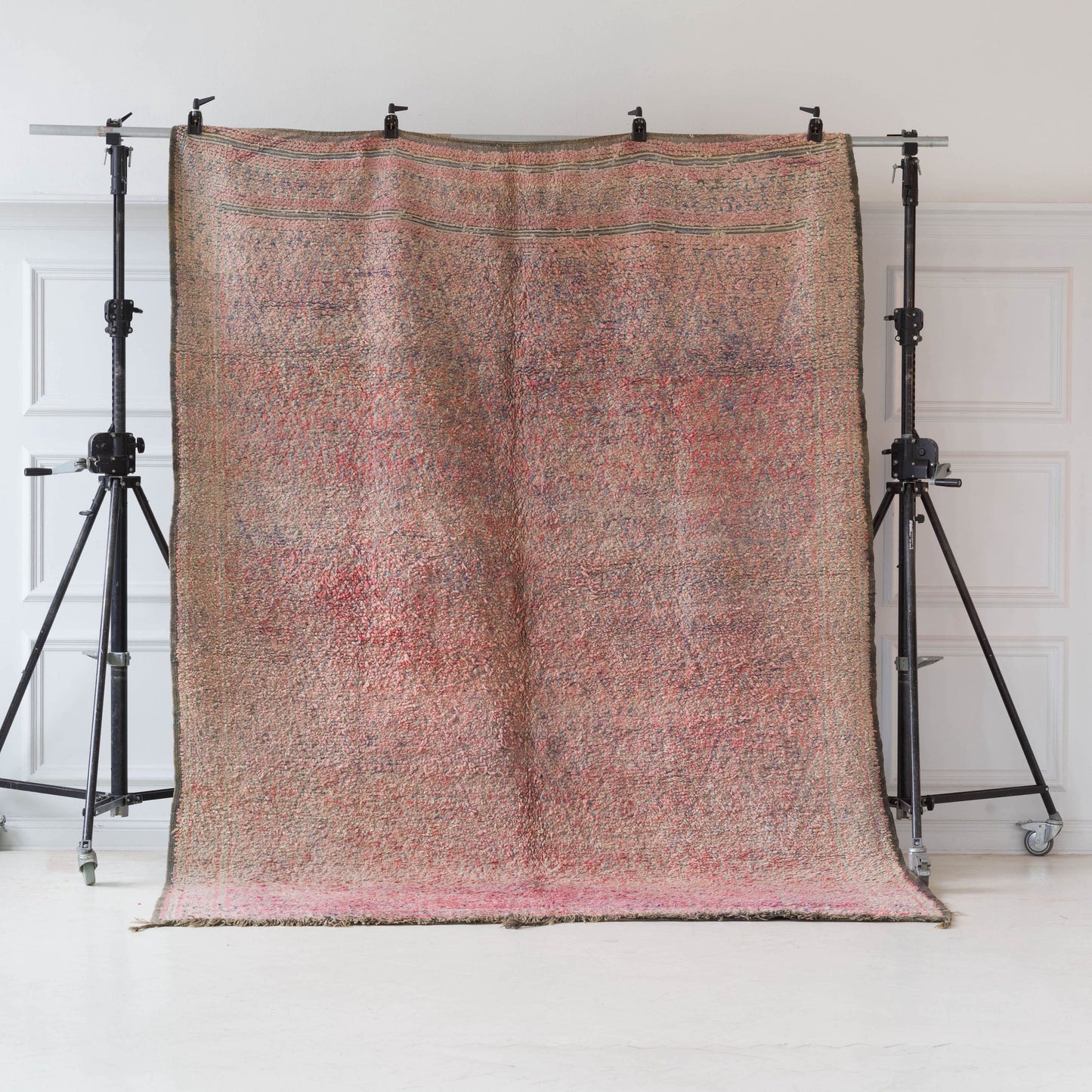 Marockansk ullmatta från Beni Mguild Marockansk ullmatta med stilren design och unika mnster passar till vardagsrum , köksmatta eller hallmatta i naturlig ull och dova färgar