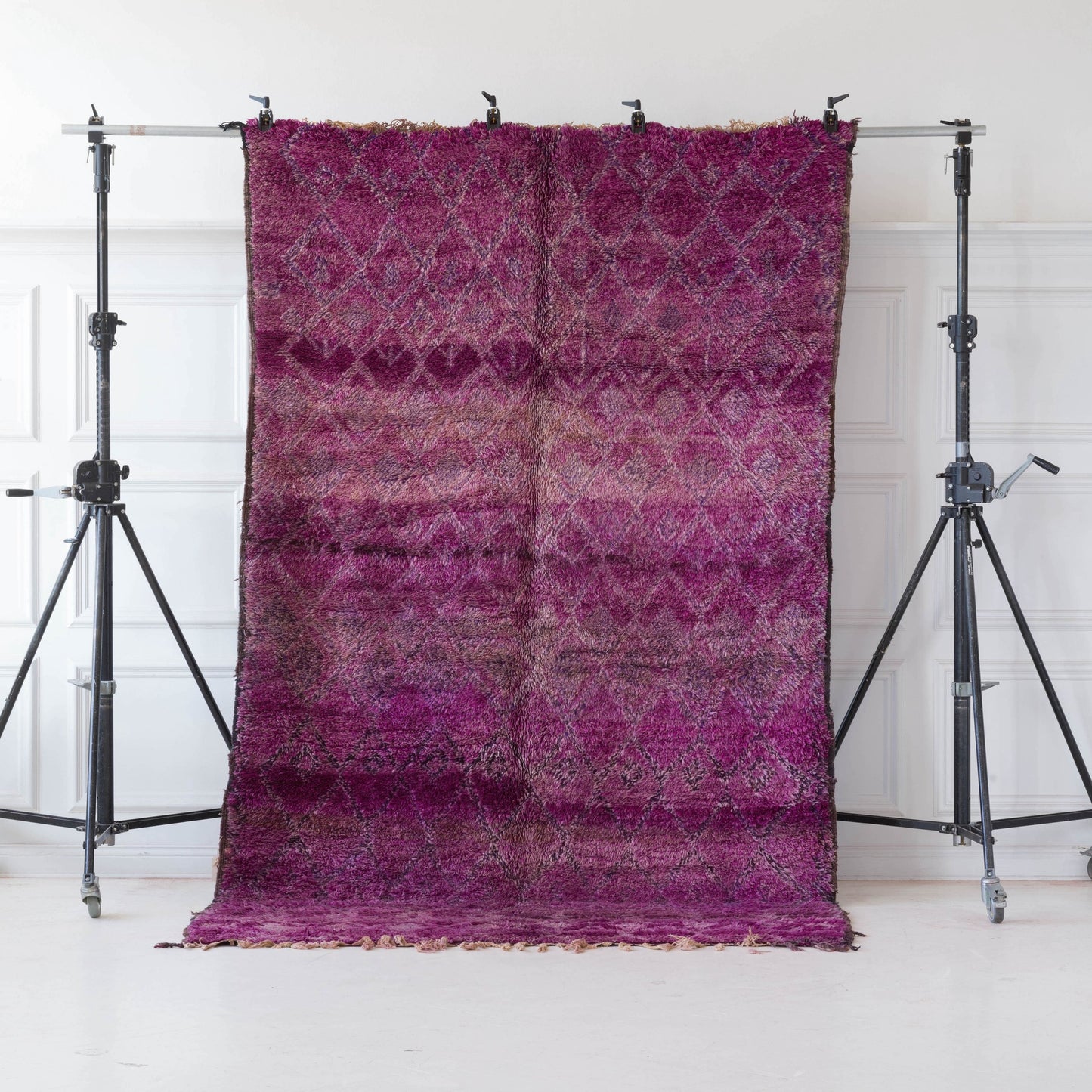 Handgjord marockansk lila Beni Mguild-matta Marockansk ullmatta med stilren design och unika mnster passar till vardagsrum , köksmatta eller hallmatta i naturlig ull och dova färgar