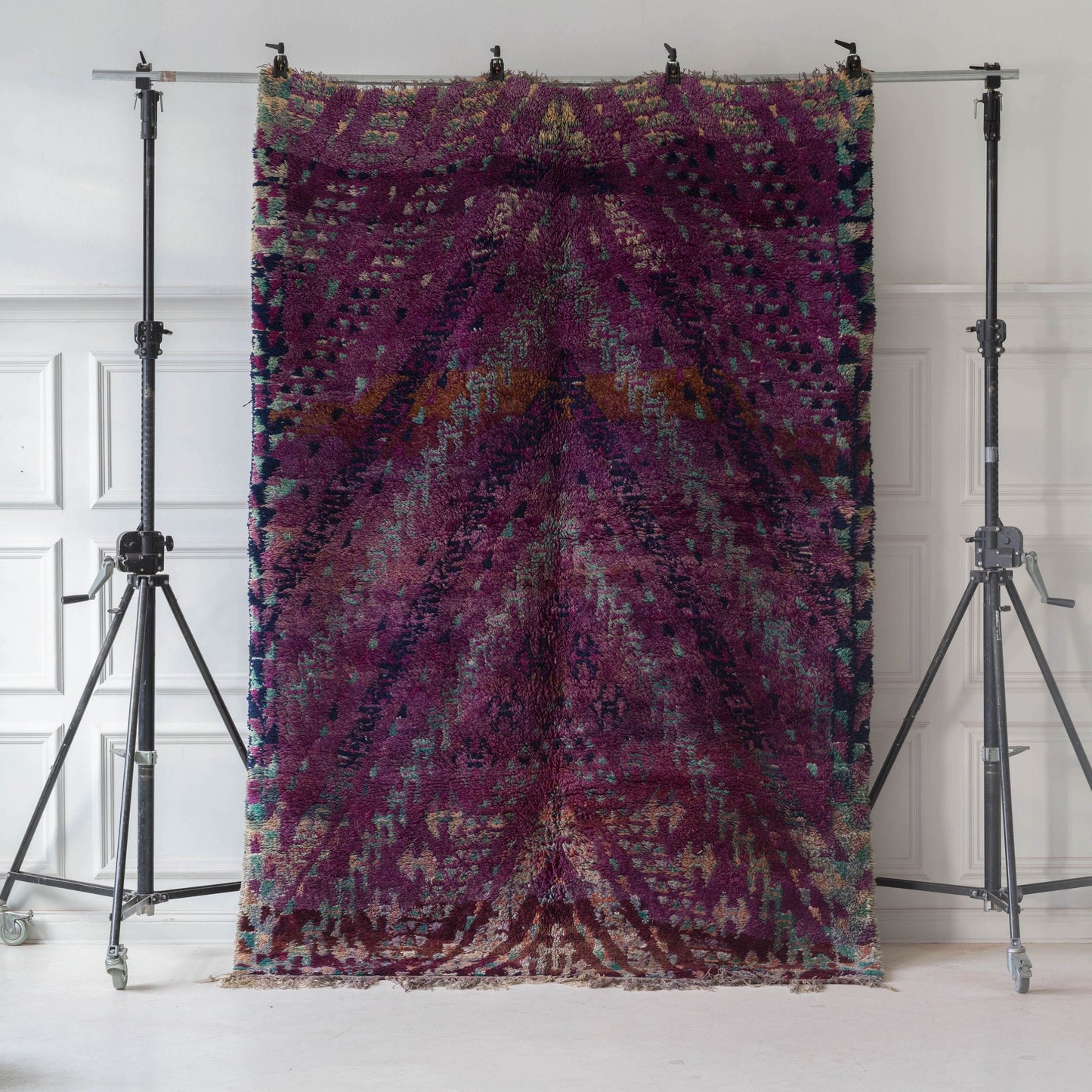 Lila marockansk orientalisk handgjord ullmatta från Beni Mguild marocko