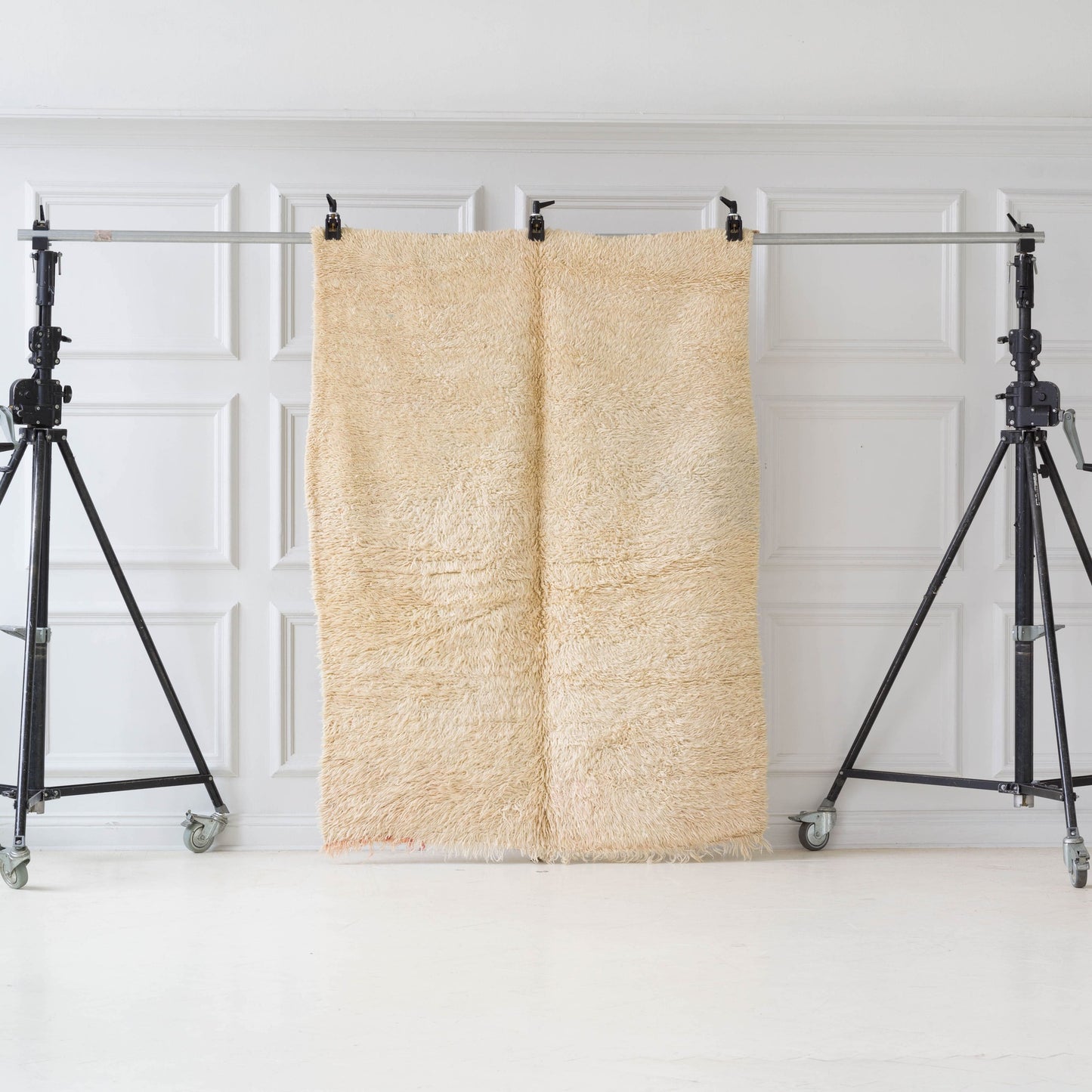 Marockansk vit ullmatta från Beni Ourain tillverkad i marocko Atlasbergen mattan är vintage