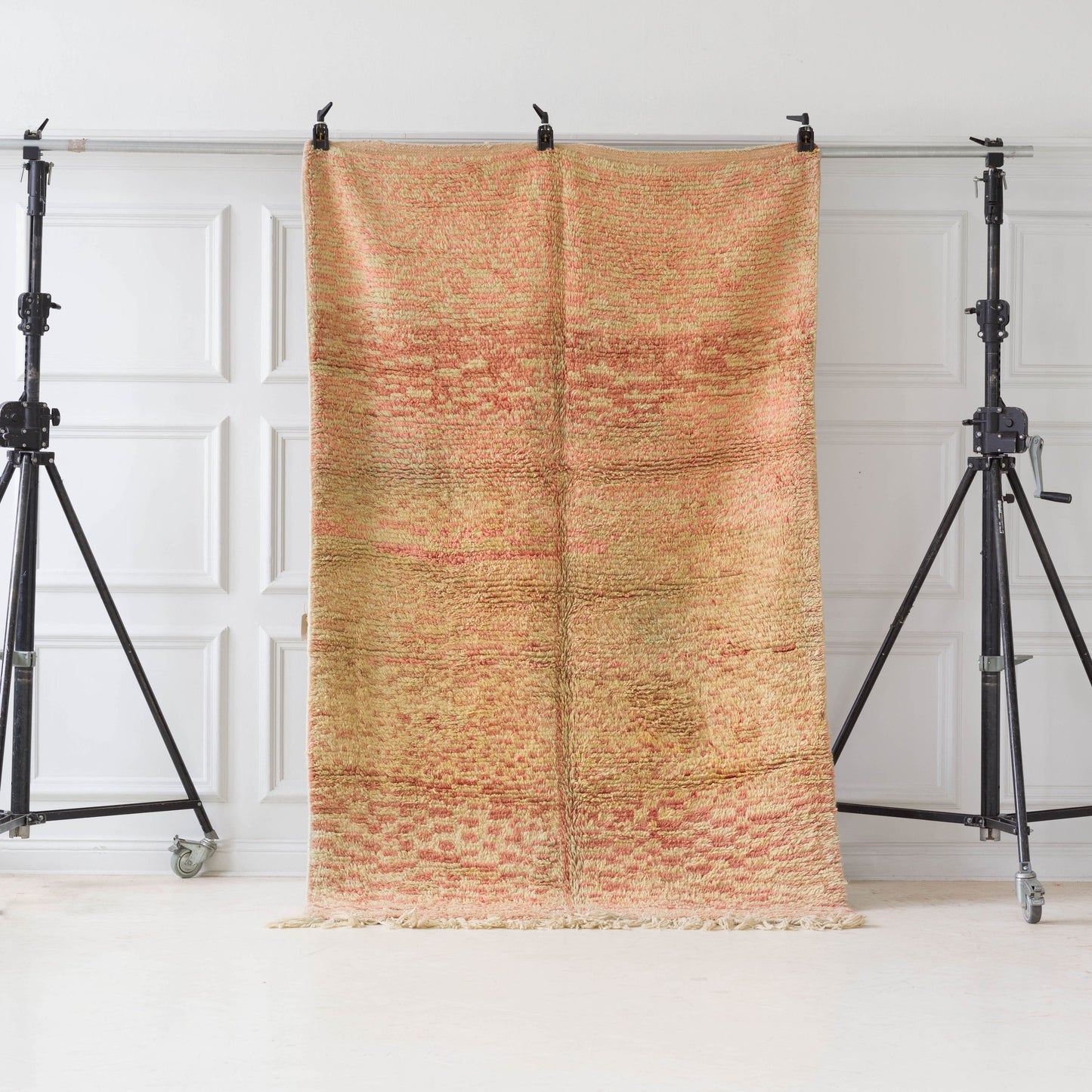 Gul vintage marockansk matta i ull med detaljrikt mönster