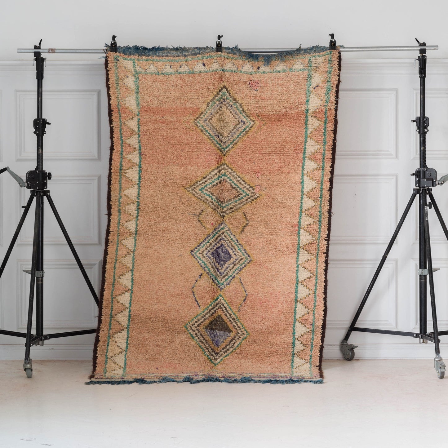 Orange marockansk matta med färgrika detaljer