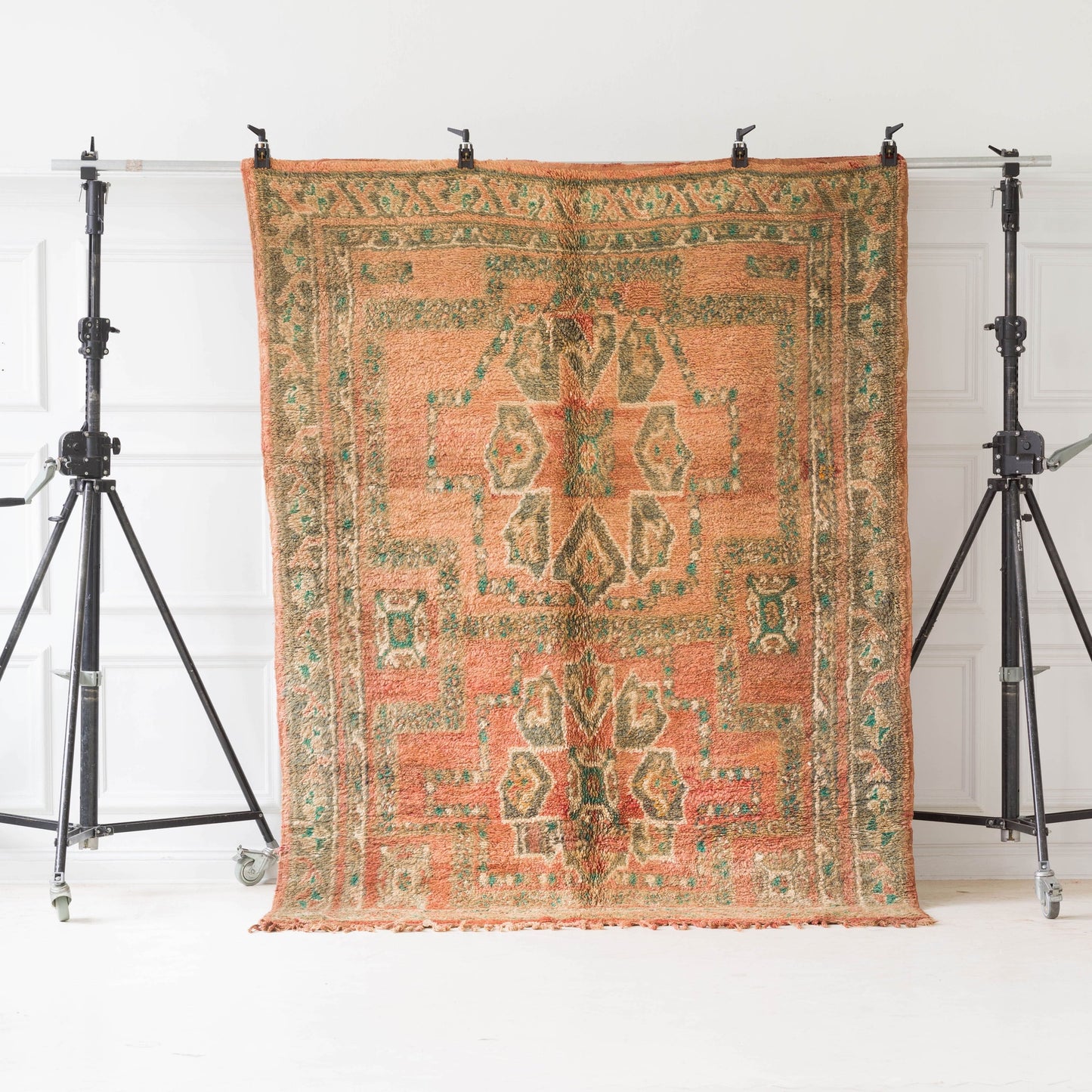 Marockansk Inredning orientalisk Boujaad matta i ull Atlas bergen Marocko ullmatta Beni Ourain kelim vardagsrum sovrum beige orientalisk hantverk Unik berber handgjord stilren tidlös design dova färgar vintage interiör hallmatta korridormatta rektangulär fluffig