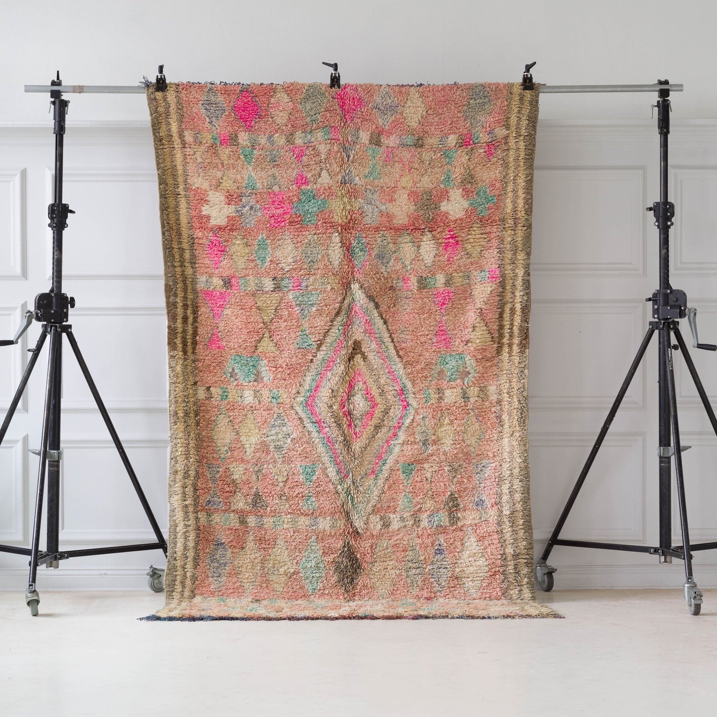 Marockansk Inredning orientalisk Boujaad matta i ull Atlas bergen Marocko ullmatta Beni Ourain kelim vardagsrum sovrum beige orientalisk hantverk Unik berber handgjord stilren tidlös design dova färgar vintage interiör hallmatta korridormatta rektangulär fluffig 285x170cm