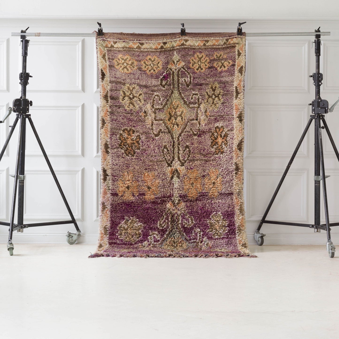 Marockansk Inredning orientalisk Boujaad matta i ull Atlas bergen Marocko ullmatta Beni Ourain kelim vardagsrum sovrum beige orientalisk hantverk Unik berber handgjord stilren tidlös design dova färgar vintage interiör hallmatta korridormatta rektangulär fluffig 239x137cm