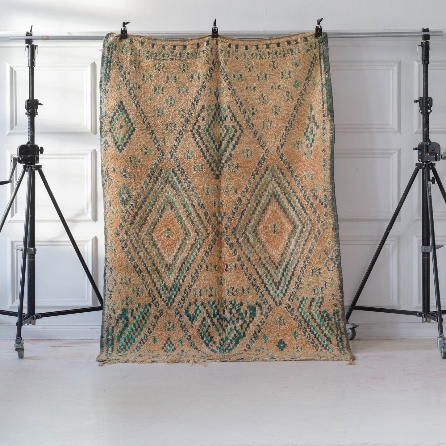 Marockansk Inredning orientalisk Boujaad matta i ull Atlas bergen Marocko ullmatta Beni Ourain kelim vardagsrum sovrum beige orientalisk hantverk Unik berber handgjord stilren tidlös design dova färgar vintage interiör hallmatta korridormatta rektangulär fluffig