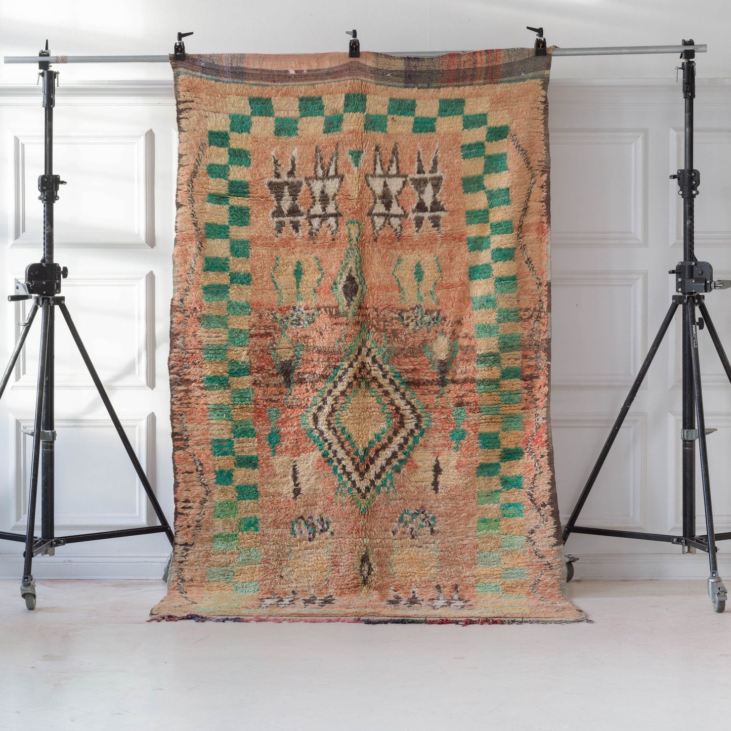 Orange marockansk matta med färgglada detaljer