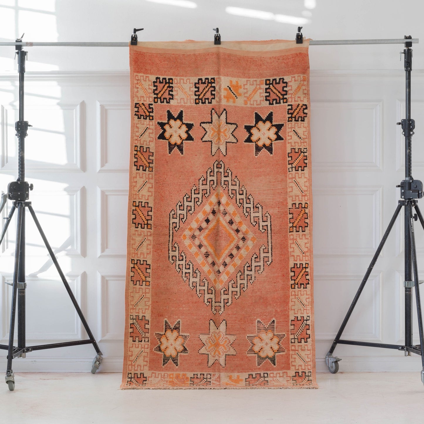 Orange marockansk Boujaad-matta i ull Marockansk Inredning orientalisk Boujaad matta i ull Atlas bergen Marocko ullmatta Beni Ourain kelim vardagsrum sovrum beige orientalisk hantverk Unik berber handgjord stilren tidlös design dova färgar vintage interiör hallmatta korridormatta rektangulär fluffig