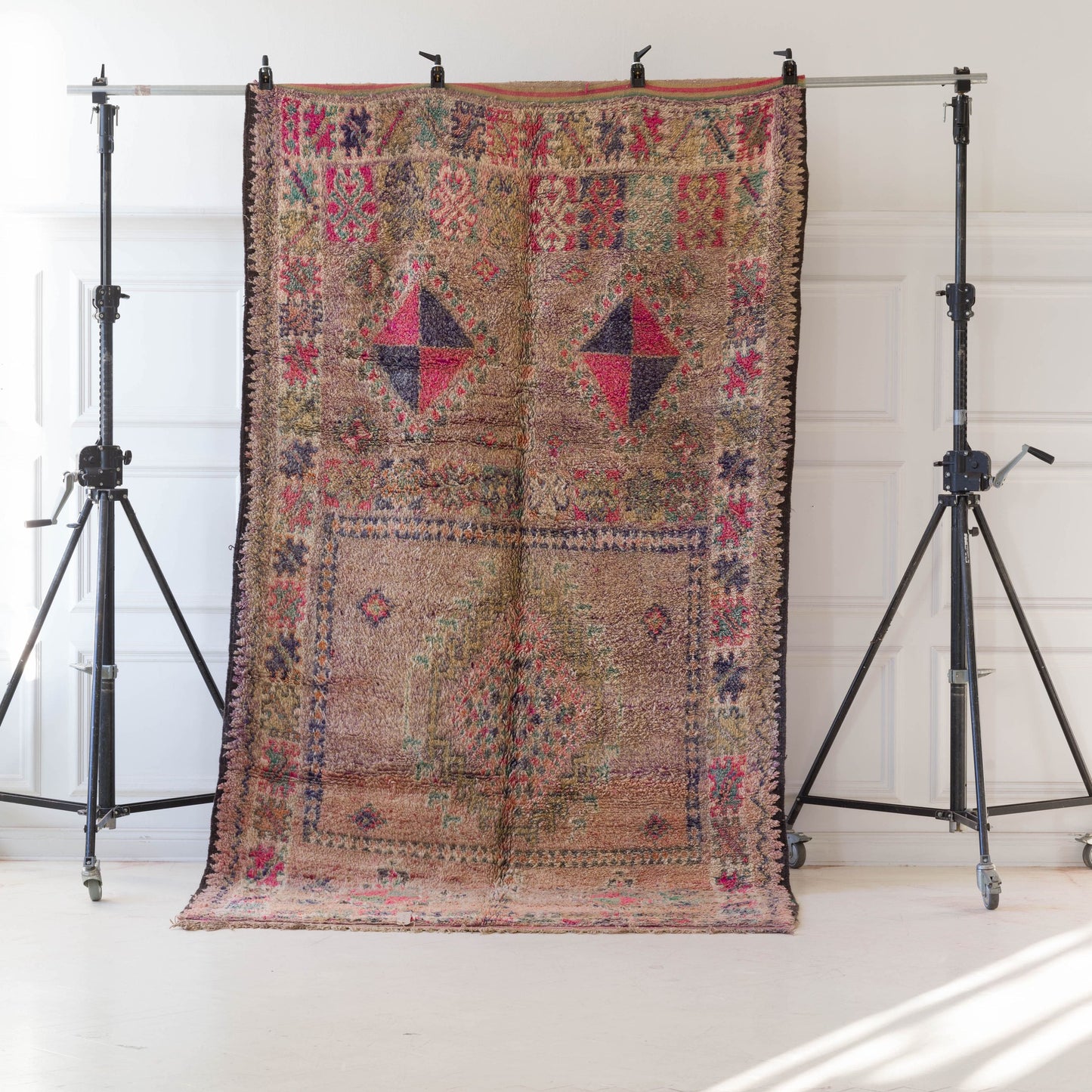 VMarockansk Inredning orientalisk Boujaad matta i ull Atlas bergen Marocko ullmatta Beni Ourain kelim vardagsrum sovrum beige orientalisk hantverk Unik berber handgjord stilren tidlös design dova färgar vintage interiör hallmatta korridormatta rektangulär fluffig