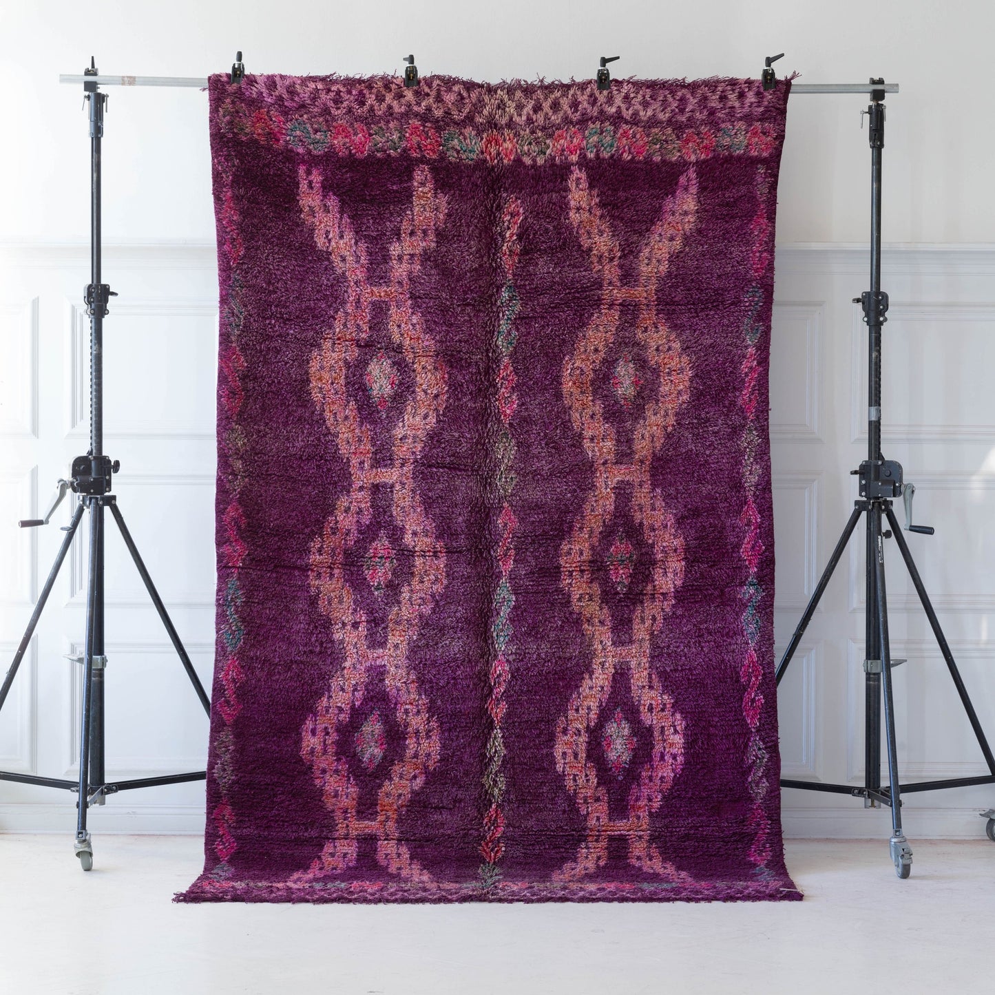 Lila marockansk matta i ull med detaljrikt mönster Marockansk Inredning orientalisk Boujaad matta i ull Atlas bergen Marocko ullmatta Beni Ourain kelim vardagsrum sovrum beige orientalisk hantverk Unik berber handgjord stilren tidlös design dova färgar vintage interiör hallmatta korridormatta rektangulär fluffig