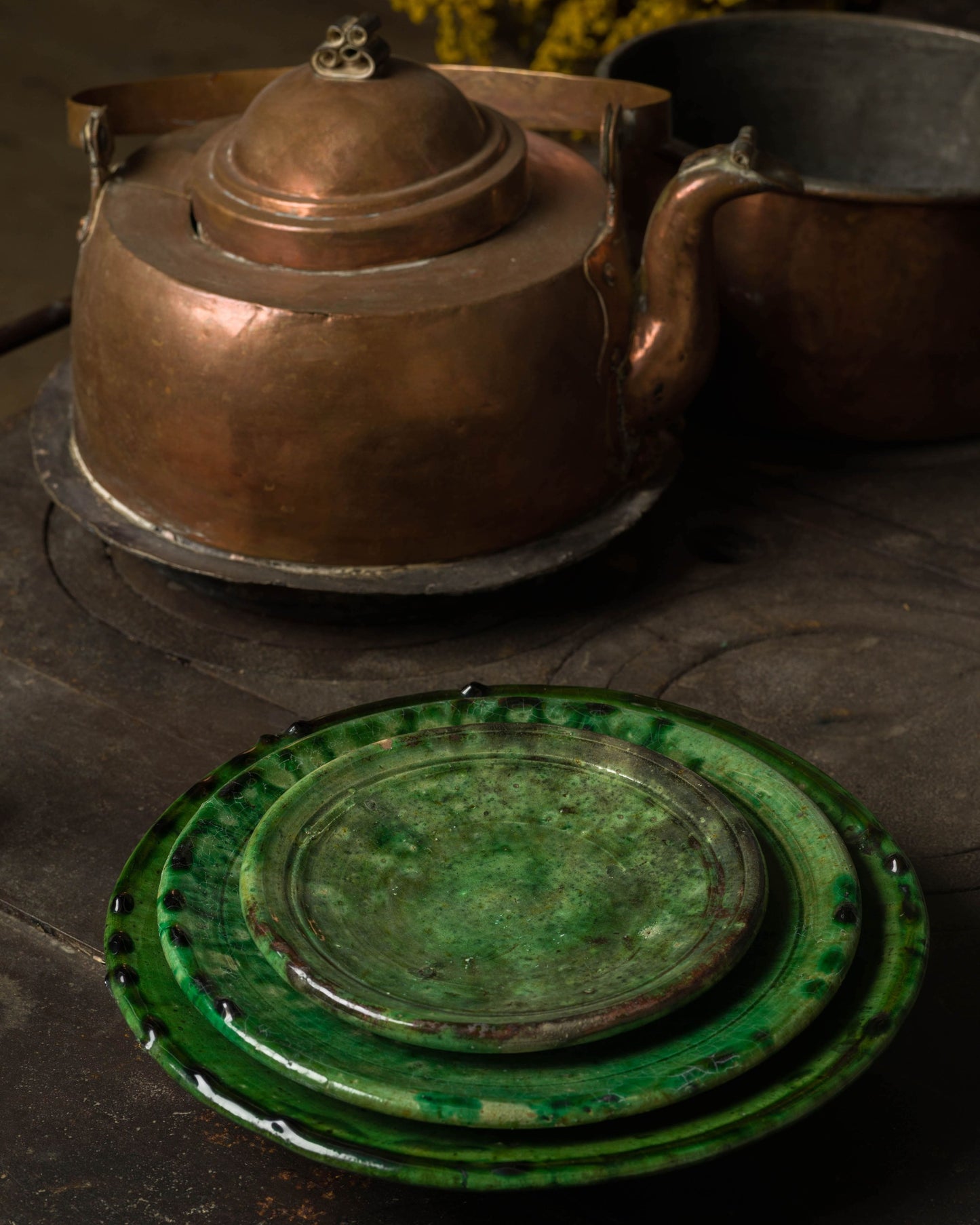 Tre gröna tallrikar av Tamegroute keramik