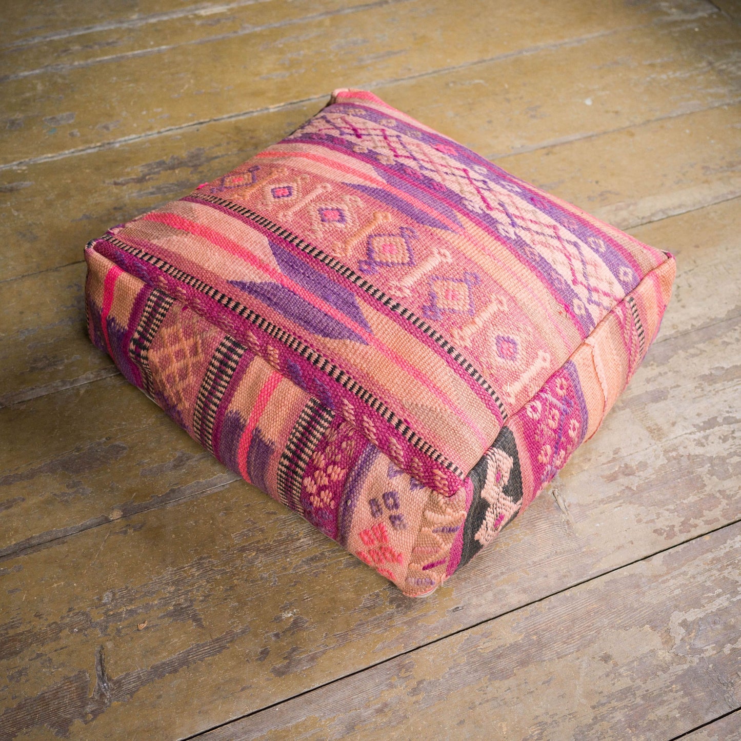 Färgglad marockansk sittpuff av tyg
