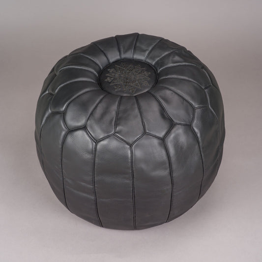 Svart sittpuff av skinn