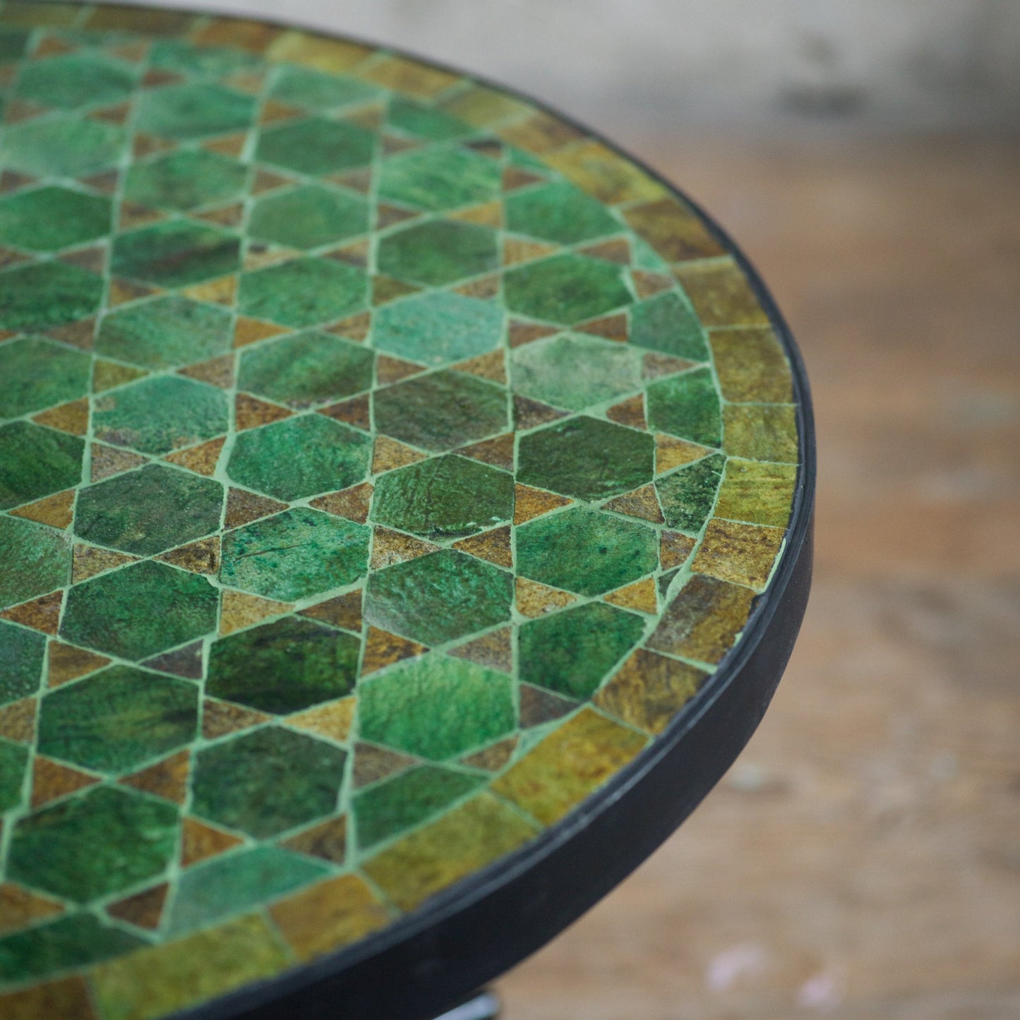 Grönt marockanskt handgjort mosaikbord i glaserat kakel perfekt för marockansk orientalisk inredning