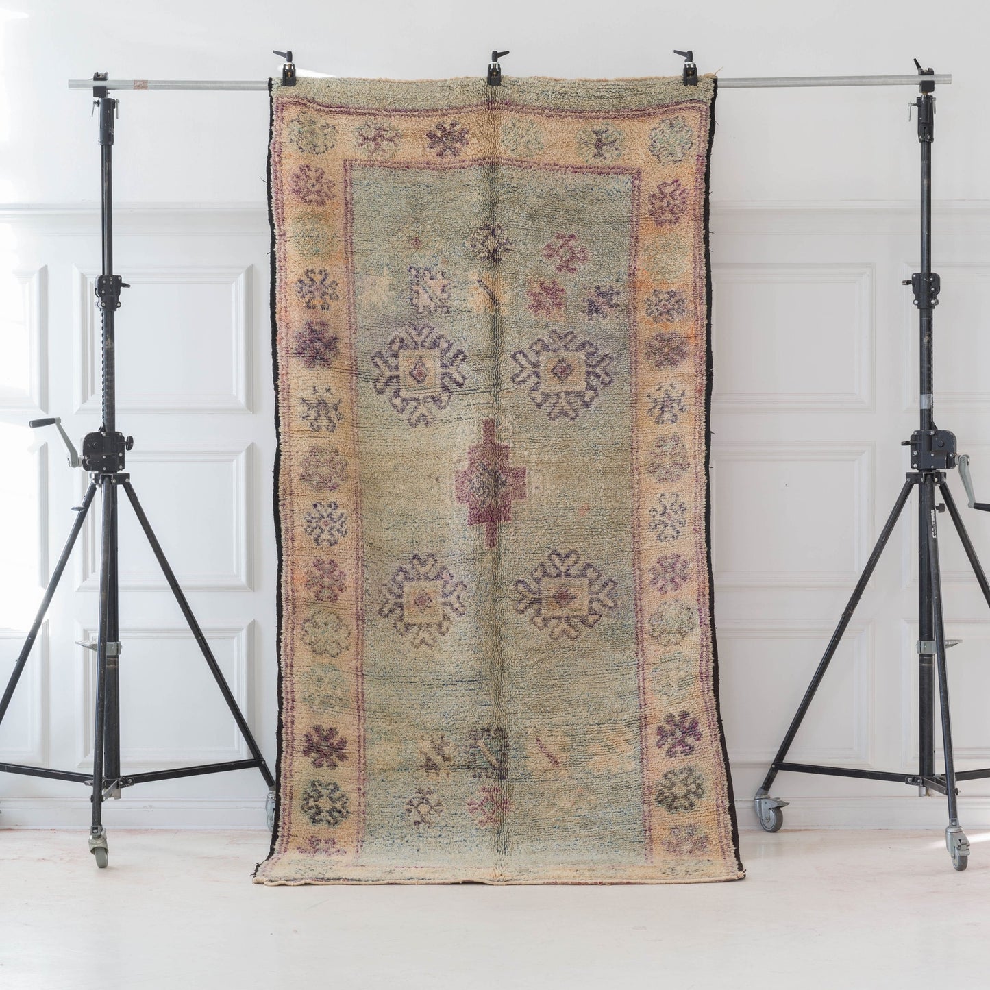 Grön och gul Marockansk Inredning orientalisk Boujaad matta i ull Atlas bergen Marocko ullmatta Beni Ourain kelim vardagsrum sovrum beige orientalisk hantverk Unik berber handgjord stilren tidlös design dova färgar vintage interiör hallmatta korridormatta rektangulär fluffig 