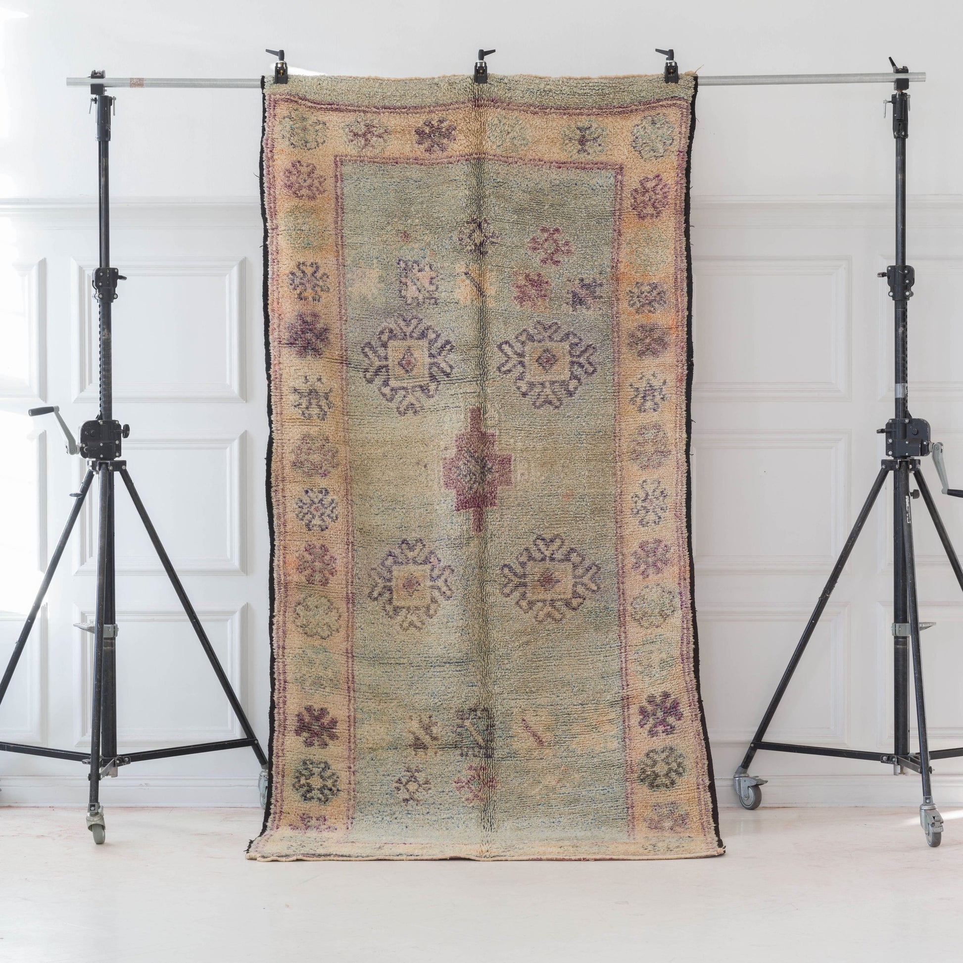 Grön och gul Marockansk Inredning orientalisk Boujaad matta i ull Atlas bergen Marocko ullmatta Beni Ourain kelim vardagsrum sovrum beige orientalisk hantverk Unik berber handgjord stilren tidlös design dova färgar vintage interiör hallmatta korridormatta rektangulär fluffig 