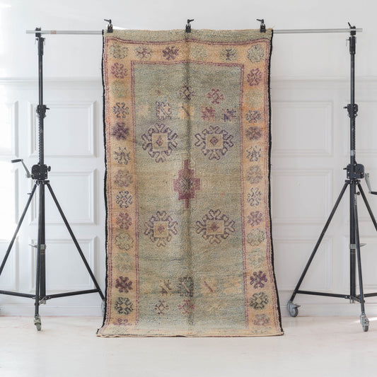 Grön och gul Marockansk Inredning orientalisk Boujaad matta i ull Atlas bergen Marocko ullmatta Beni Ourain kelim vardagsrum sovrum beige orientalisk hantverk Unik berber handgjord stilren tidlös design dova färgar vintage interiör hallmatta korridormatta rektangulär fluffig 
