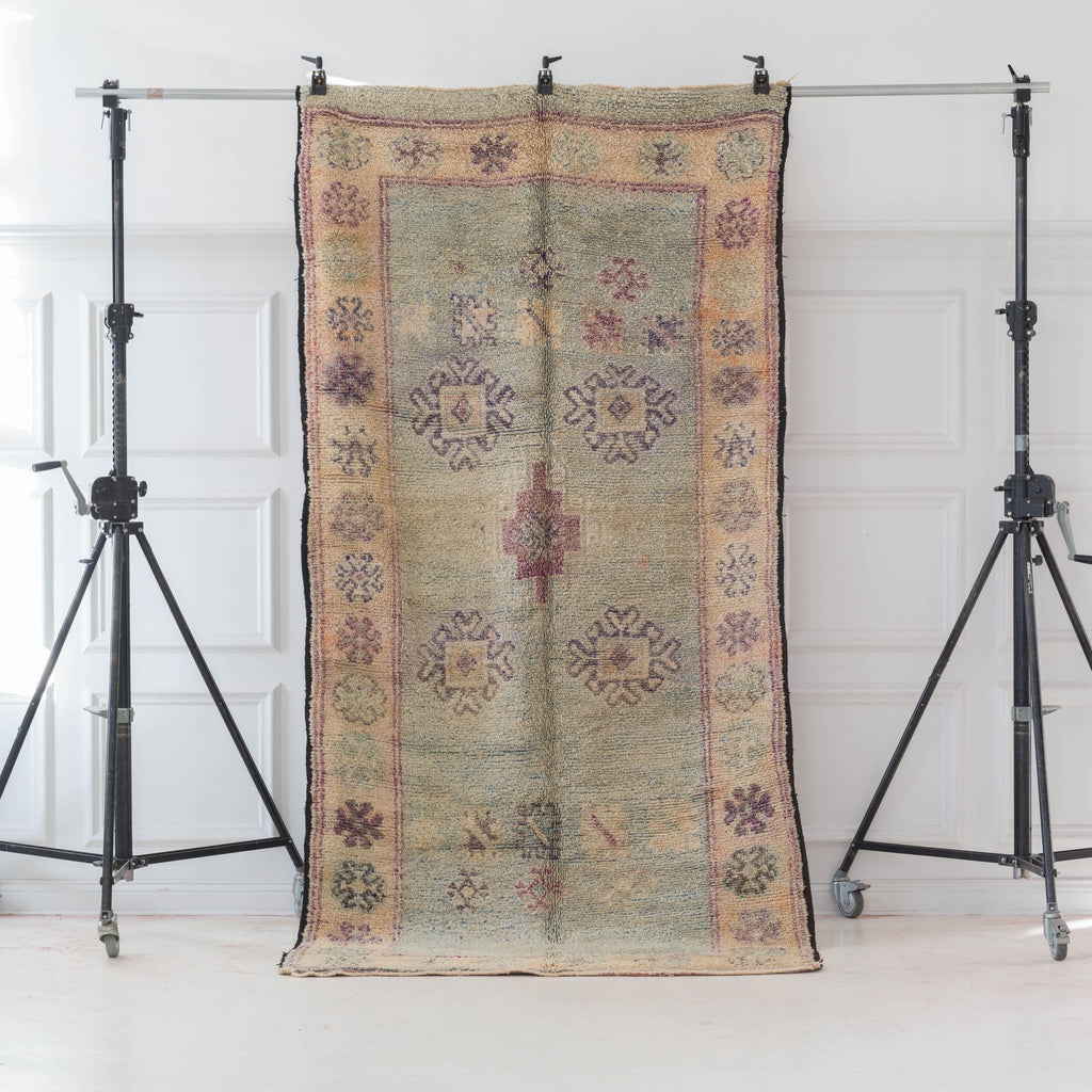Grön och gul Marockansk Inredning orientalisk Boujaad matta i ull Atlas bergen Marocko ullmatta Beni Ourain kelim vardagsrum sovrum beige orientalisk hantverk Unik berber handgjord stilren tidlös design dova färgar vintage interiör hallmatta korridormatta rektangulär fluffig 