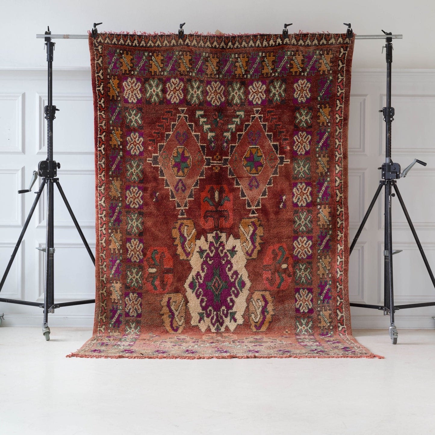Äkta vintage marockansk Boujaad-matta i rött med detaljrikt mönster 370x210cm