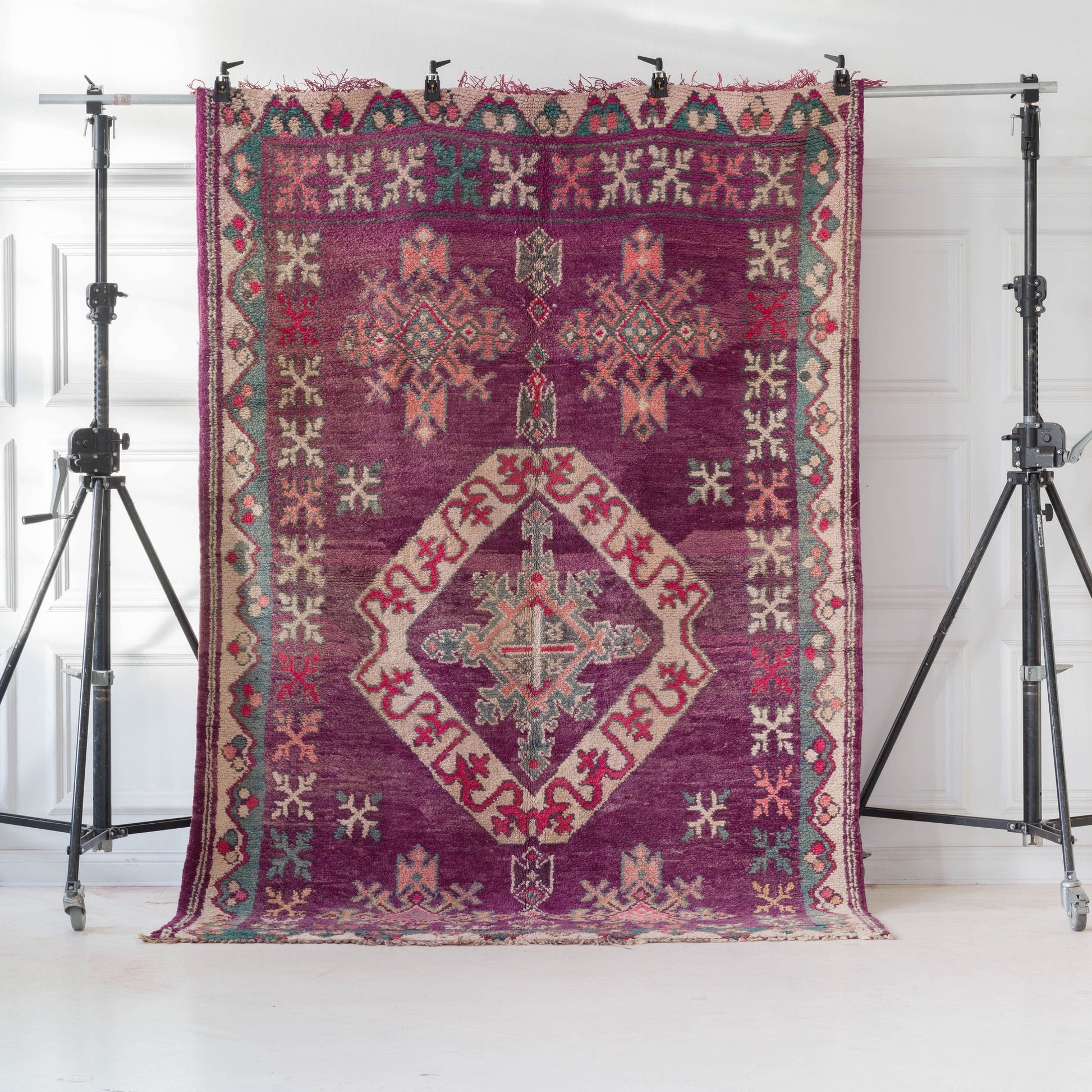 Lila marockansk Boujaad-matta i ull med ett vackert, detaljrikt mönster 289x200cm
