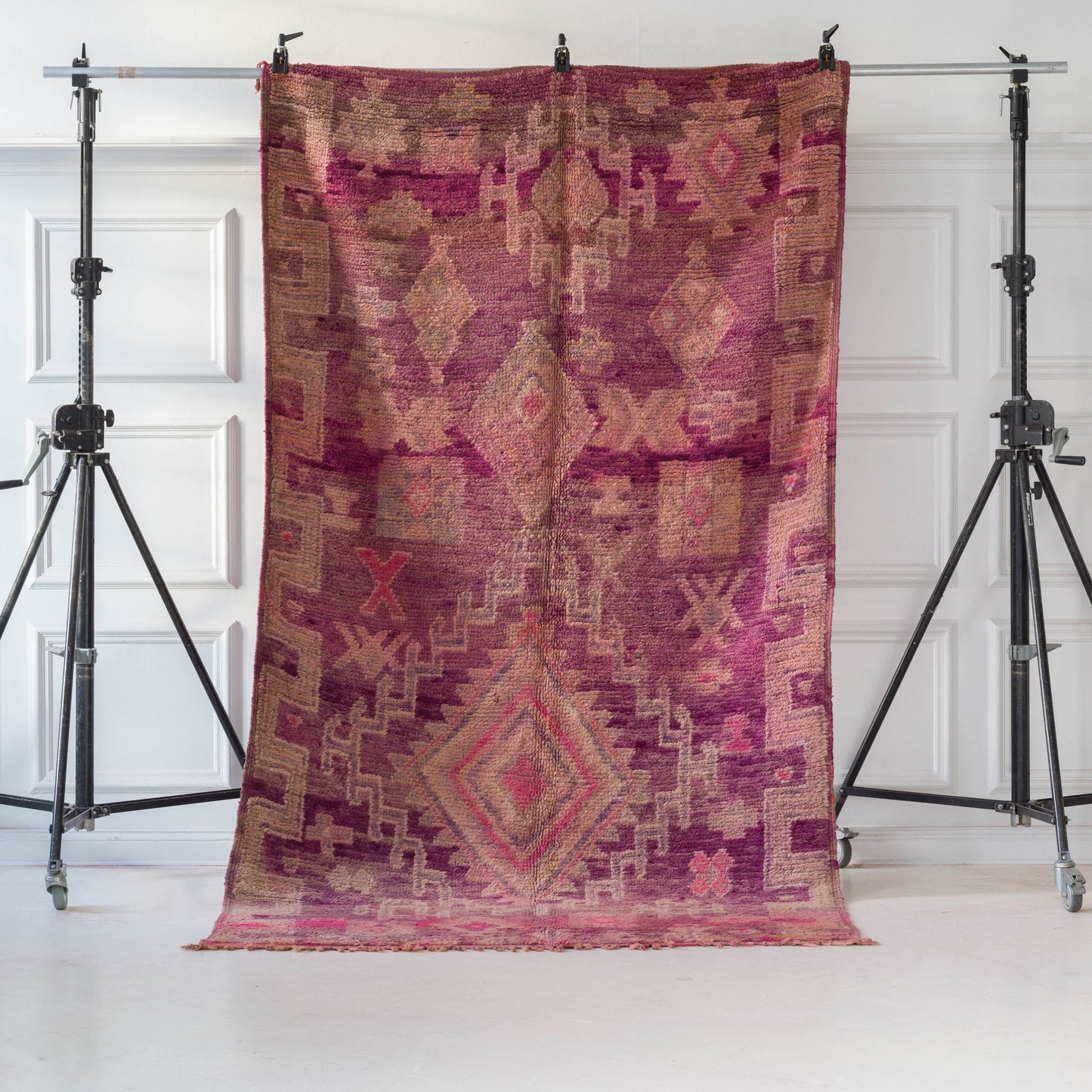 Lila marockansk Boujaad-matta med detaljrikt mönster 320x173cm