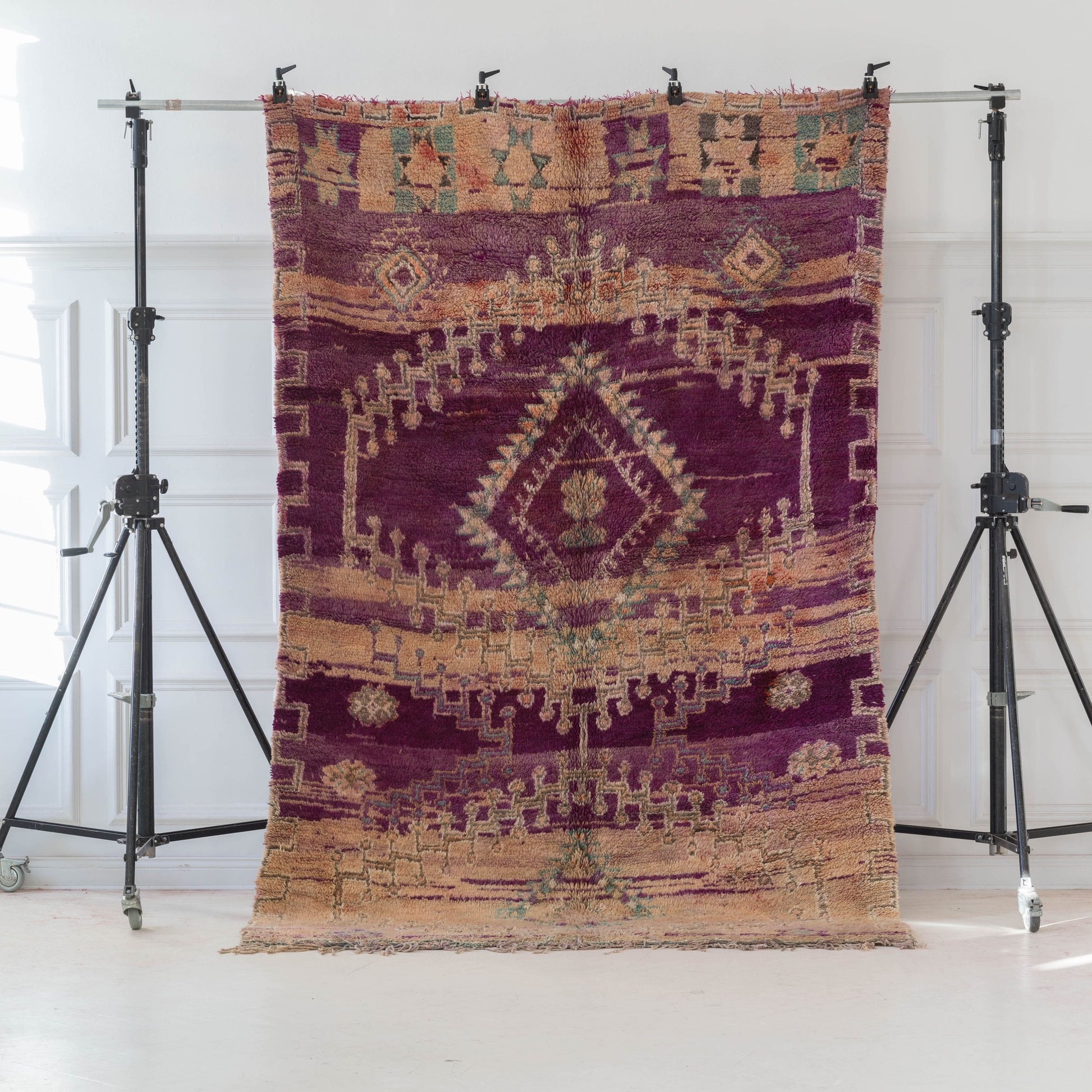 Lila marockansk Boujaad-matta med detaljrikt mönster 318x203cm