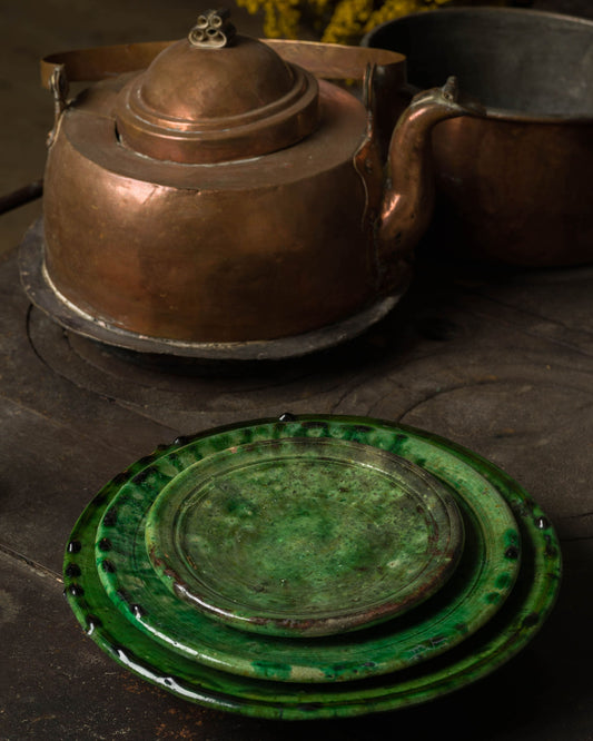 Tre gröna keramiktallrikar Tamegroute