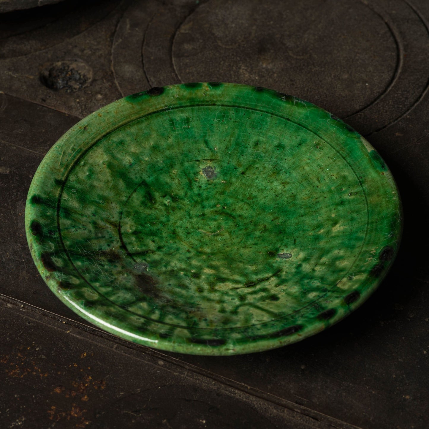 Grön tallrik av Tamegroute keramik