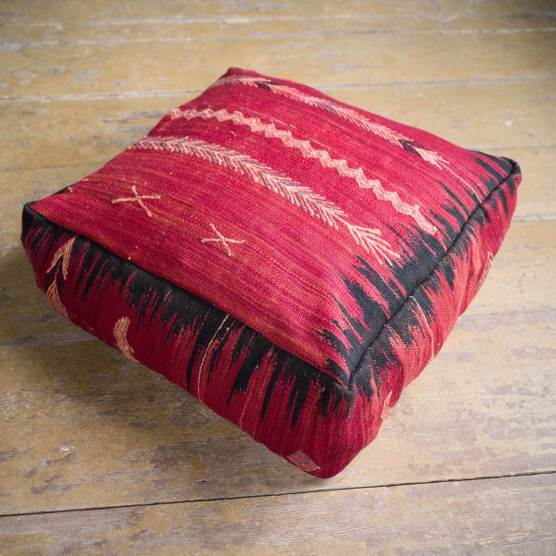 Röd och svart sittpuff av ull från vintage mattor och filtar
