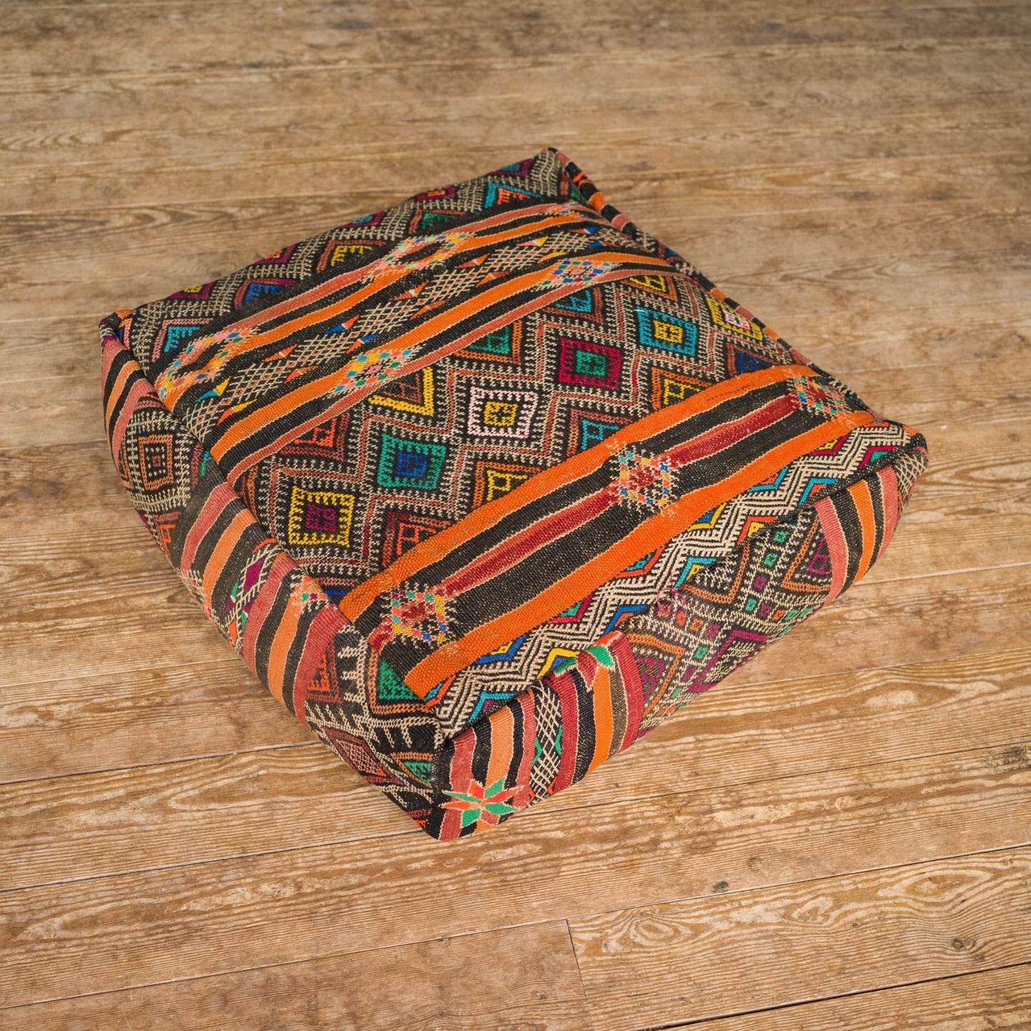 Färgglad marockansk sittpuff av ull från vintage mattor och filtar
