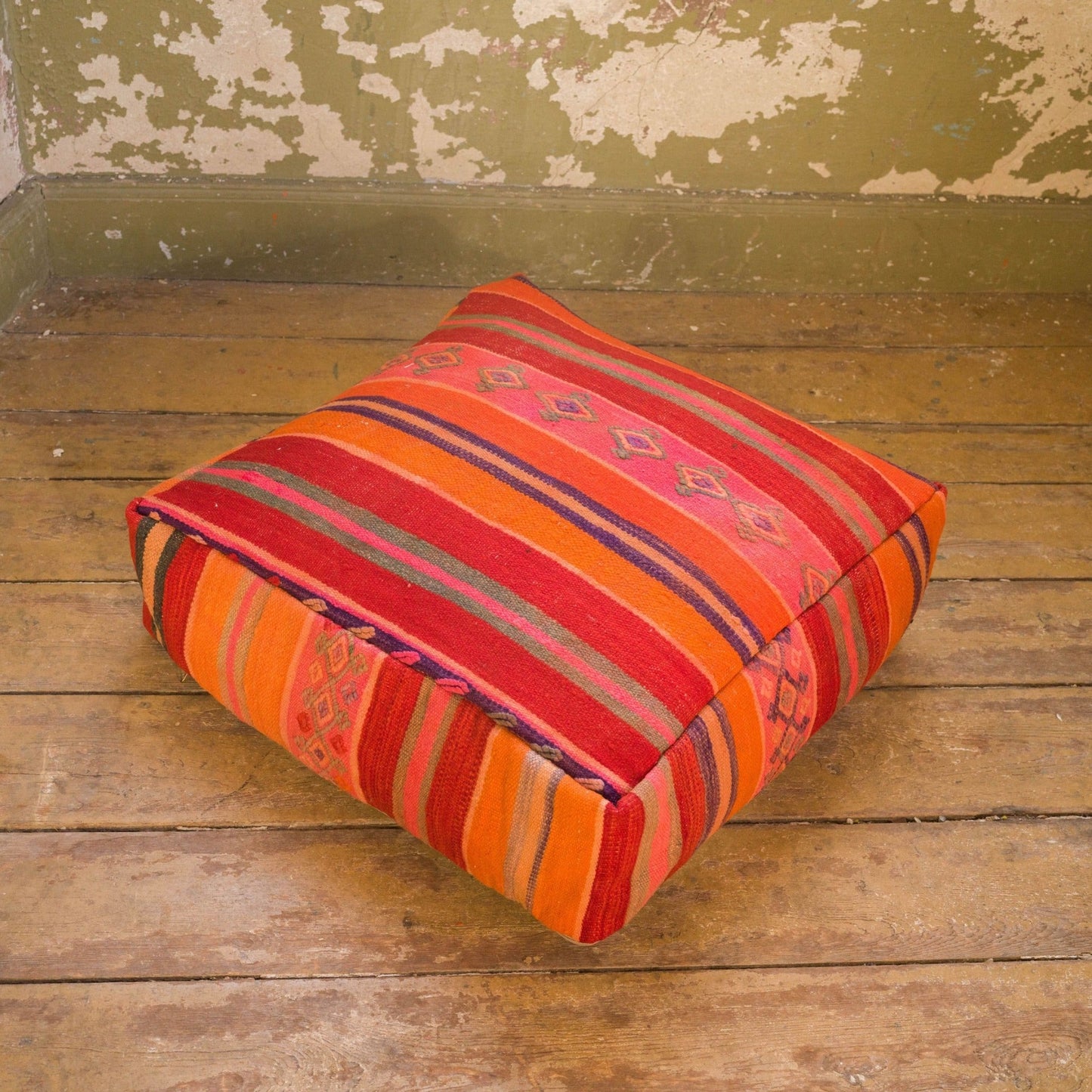 Handgjord sittpuff av ull från vintage mattor och filtar från Marocko