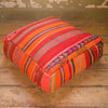 Färgstark handgjord marockansk sittpuff av av ull från vintage mattor och filtar