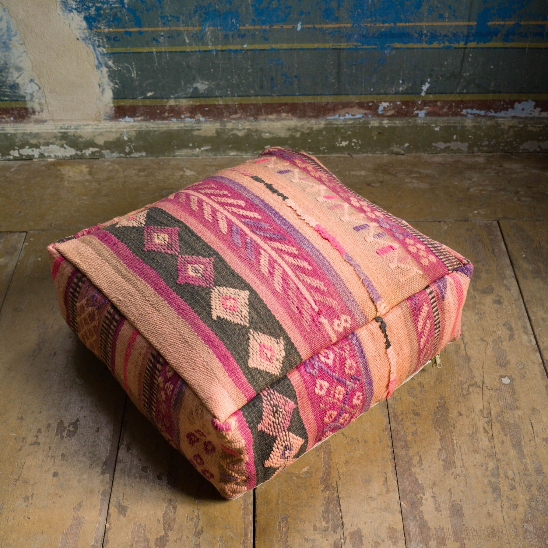 Handgjord marockansk sittpuff av ull från vintage mattor och filtar