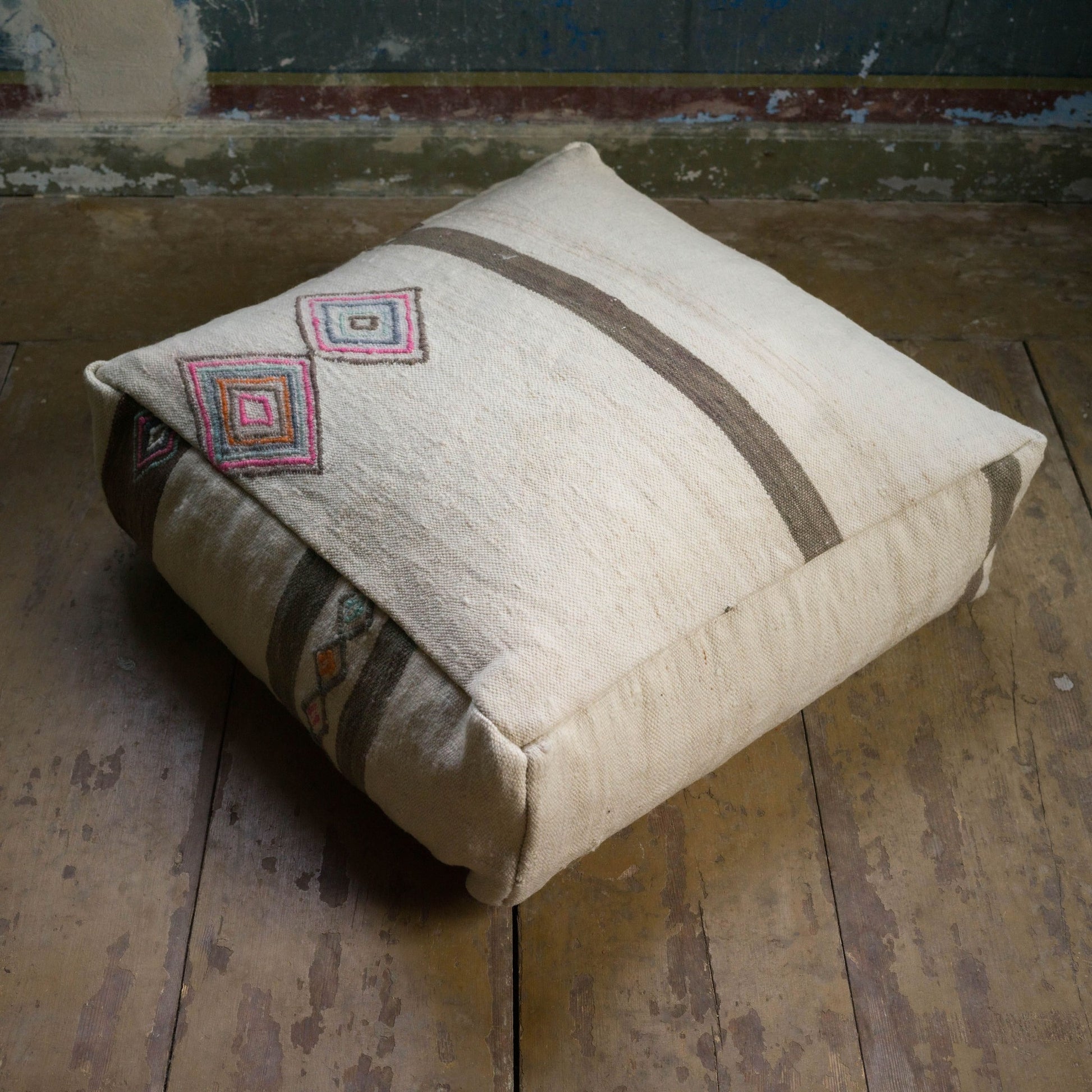 Vit marockansk sittpuff av av ull från vintage mattor och filtar