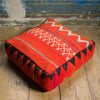 Röd och svart marockansk sittpuff av ull från vintage mattor och filtar