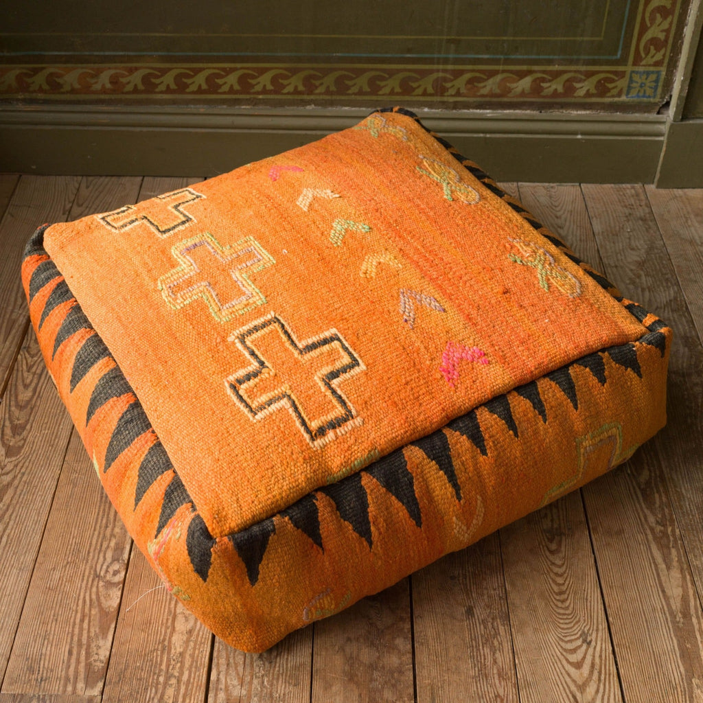 Orange marockansk sittpuff av ull från vintage mattor och filtar
